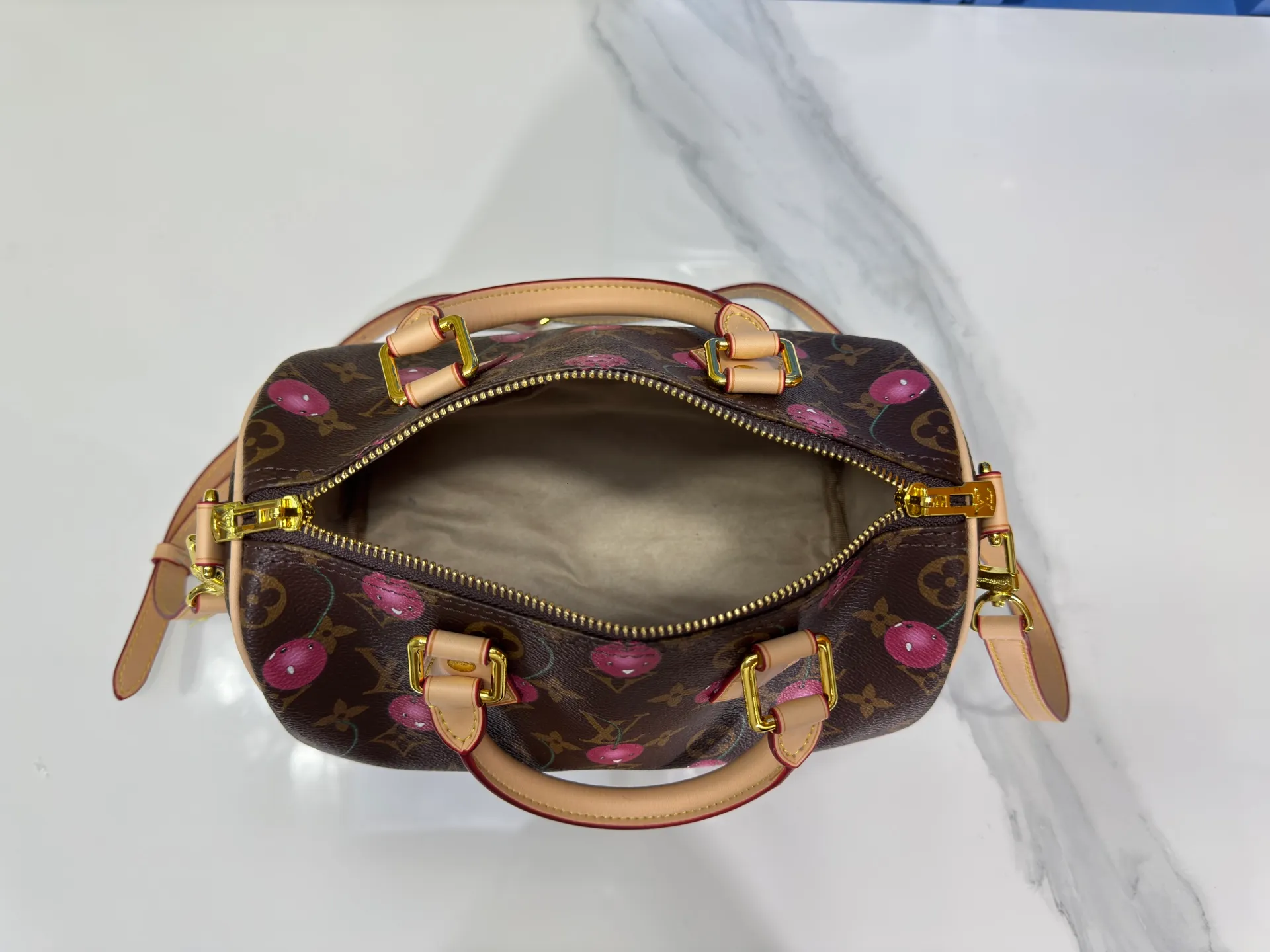 P280 Upgraded original M13805 M13257 M40390 lv Murakami Takashi co-branded cherry blossom 🌸NANOSPEEDY handbag This Nano Speedy handbag combines Monogram canvas and cow leather trim printing, with 33 colorful colors to interpret white tricolor and black tricolor. It has been launched in twelve sections and is very popular around the world and is loved by celebrities and celebrities. 25.0 x 19.0 x 15.0 cm