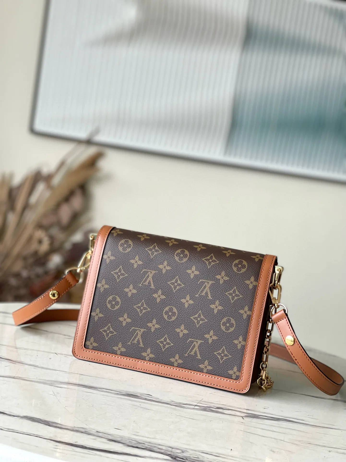 💰880 (price adjustment) Top quality M44391 M45958 Medium New work in the classic Dauphine handbag series: from the 2019 early spring series, an improved design by Nicolas Ghesquière, the artistic director of women's wear. Combining Monogram canvas and Monogram Reverse canvas, equipped with chain straps and magnetic buckles, it shows the brand's tradition in a modern style and shows its fashionable endowment. Dimensions: 25 x 17 x 10.5 cm