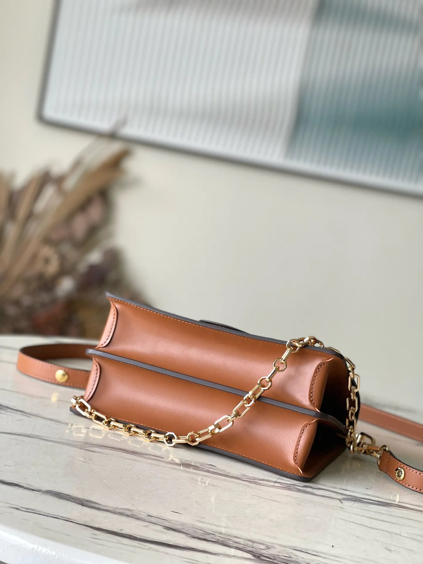 💰880 (price adjustment) Top quality M44391 M45958 Medium New work in the classic Dauphine handbag series: from the 2019 early spring series, an improved design by Nicolas Ghesquière, the artistic director of women's wear. Combining Monogram canvas and Monogram Reverse canvas, equipped with chain straps and magnetic buckles, it shows the brand's tradition in a modern style and shows its fashionable endowment. Dimensions: 25 x 17 x 10.5 cm