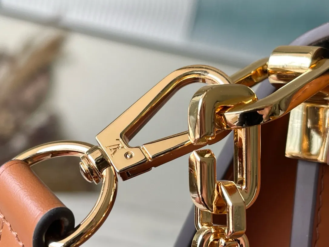 💰880 (price adjustment) Top quality M44391 M45958 Medium New work in the classic Dauphine handbag series: from the 2019 early spring series, an improved design by Nicolas Ghesquière, the artistic director of women's wear. Combining Monogram canvas and Monogram Reverse canvas, equipped with chain straps and magnetic buckles, it shows the brand's tradition in a modern style and shows its fashionable endowment. Dimensions: 25 x 17 x 10.5 cm