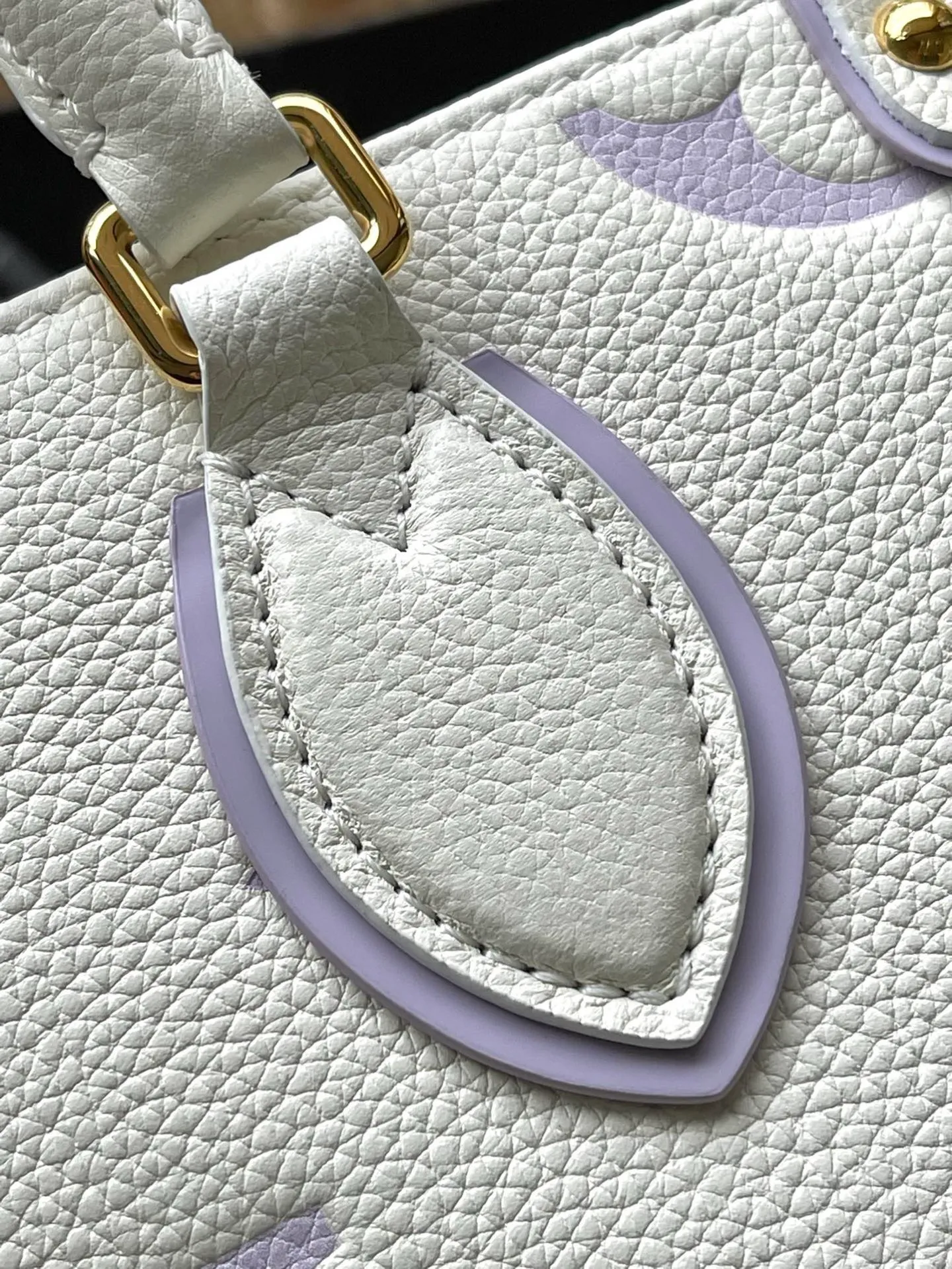 💰1040 (top layer leather) top original order M45779, milky white and purple, supports counter inspection, the photo taken of duty-free goods is consistent with the product without unpacking. This product is an exclusive duty-free product in the market and is the highest-end product. Inspection is supported. This product has passed strict inspection and is flawless. Please wear gloves when touching the product. This product is not returnable or exchangeable. Please confirm the product first and then remove the label on the handle. This product is temporarily not open to the public, only regular customers, and is in short supply. Dimensions: 25 x 19 x 11.5 cm