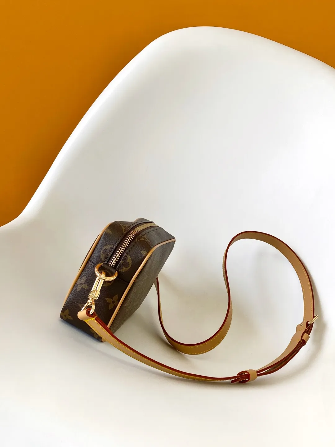💰980 Top Original Order Dynamic code change M14058 Trocadéro mini handbag is made of Monogram canvas material, vintage cow leather trim and reinforced front corners. It pays tribute to Louis Vuitton's legendary history and combines retro charm with refined modernity. Inspired by Louis Vuitton's cross-body bags designed in the 1980s, it features a removable and adjustable shoulder strap. 20.0 x 13.0 x 6.5 cm (L x H x W) • Monogram coated canvas • Distressed cowhide leather trim • Textile lining • Distressed hardware • Zip closure • Main compartment • Front corner • Front patch • Shoulder strap: removable, adjustable • Half-length strap: 42.0 cm • Half-length strap adjustable to: 55.0 cm