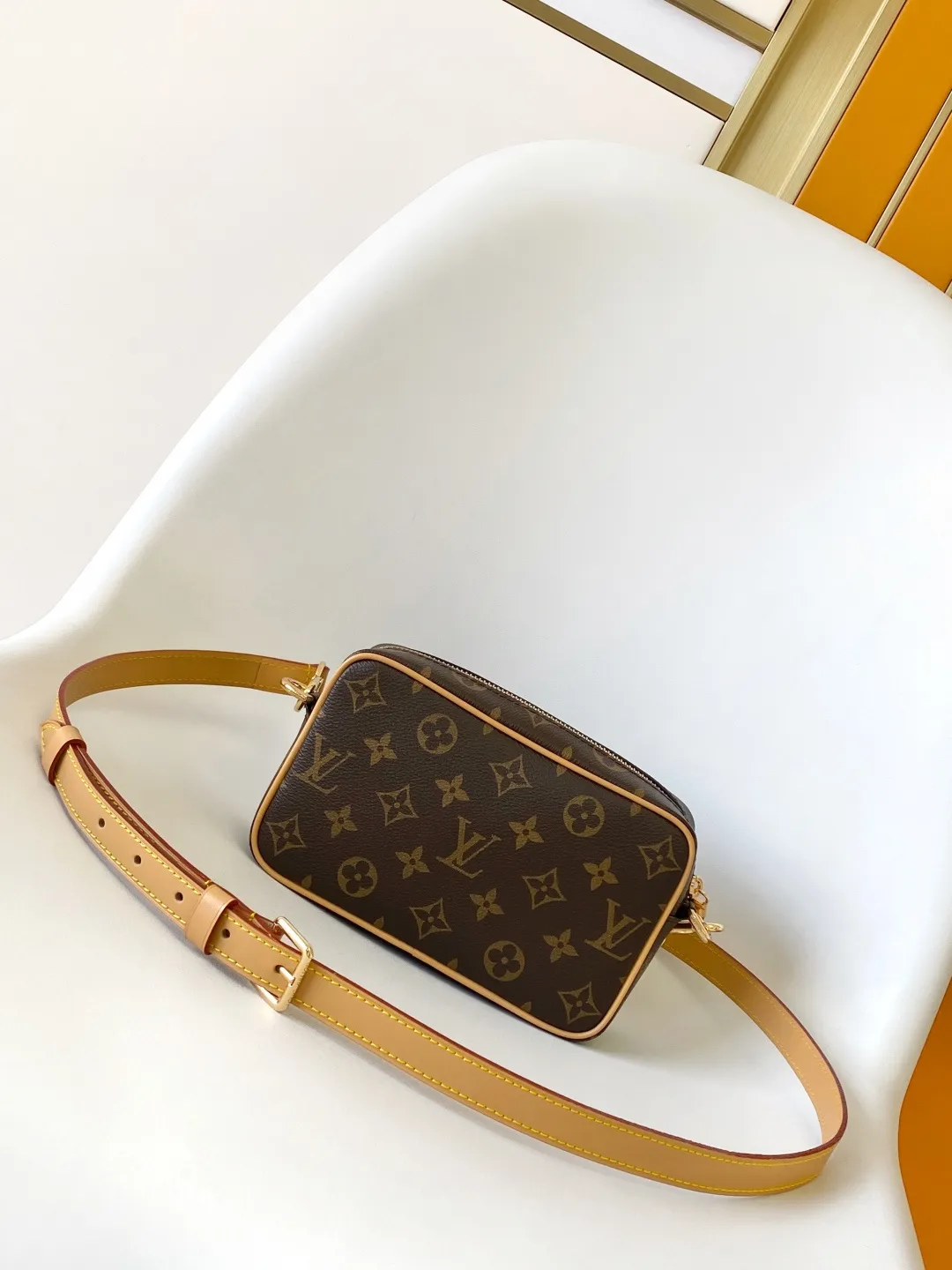 💰980 Top Original Order Dynamic code change M14058 Trocadéro mini handbag is made of Monogram canvas material, vintage cow leather trim and reinforced front corners. It pays tribute to Louis Vuitton's legendary history and combines retro charm with refined modernity. Inspired by Louis Vuitton's cross-body bags designed in the 1980s, it features a removable and adjustable shoulder strap. 20.0 x 13.0 x 6.5 cm (L x H x W) • Monogram coated canvas • Distressed cowhide leather trim • Textile lining • Distressed hardware • Zip closure • Main compartment • Front corner • Front patch • Shoulder strap: removable, adjustable • Half-length strap: 42.0 cm • Half-length strap adjustable to: 55.0 cm