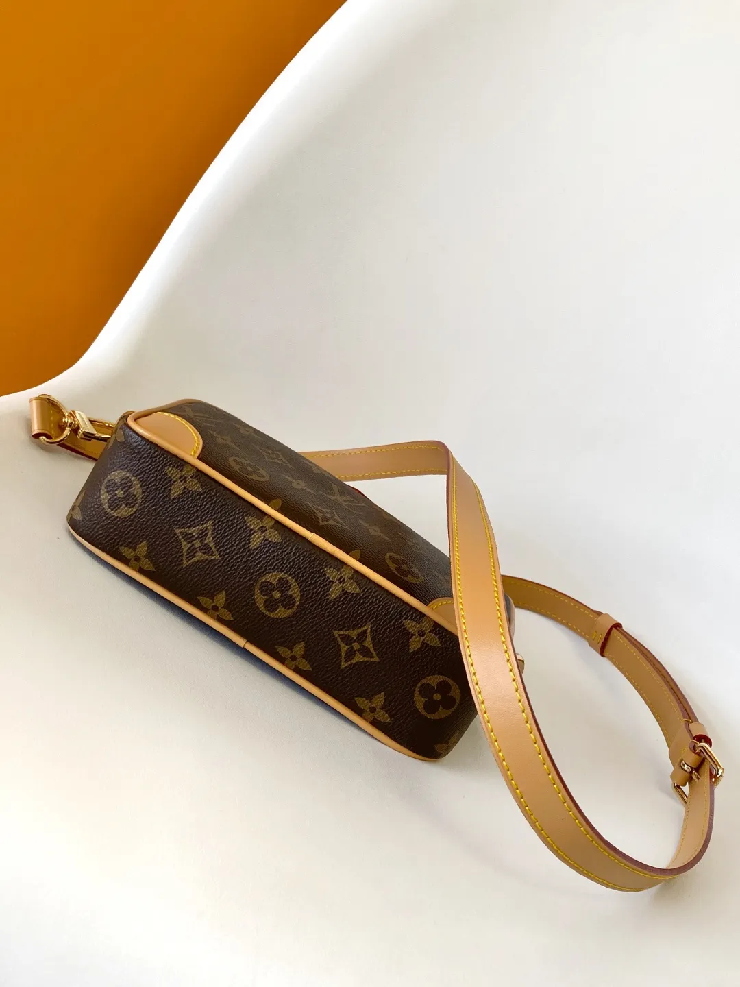 💰980 Top Original Order Dynamic code change M14058 Trocadéro mini handbag is made of Monogram canvas material, vintage cow leather trim and reinforced front corners. It pays tribute to Louis Vuitton's legendary history and combines retro charm with refined modernity. Inspired by Louis Vuitton's cross-body bags designed in the 1980s, it features a removable and adjustable shoulder strap. 20.0 x 13.0 x 6.5 cm (L x H x W) • Monogram coated canvas • Distressed cowhide leather trim • Textile lining • Distressed hardware • Zip closure • Main compartment • Front corner • Front patch • Shoulder strap: removable, adjustable • Half-length strap: 42.0 cm • Half-length strap adjustable to: 55.0 cm