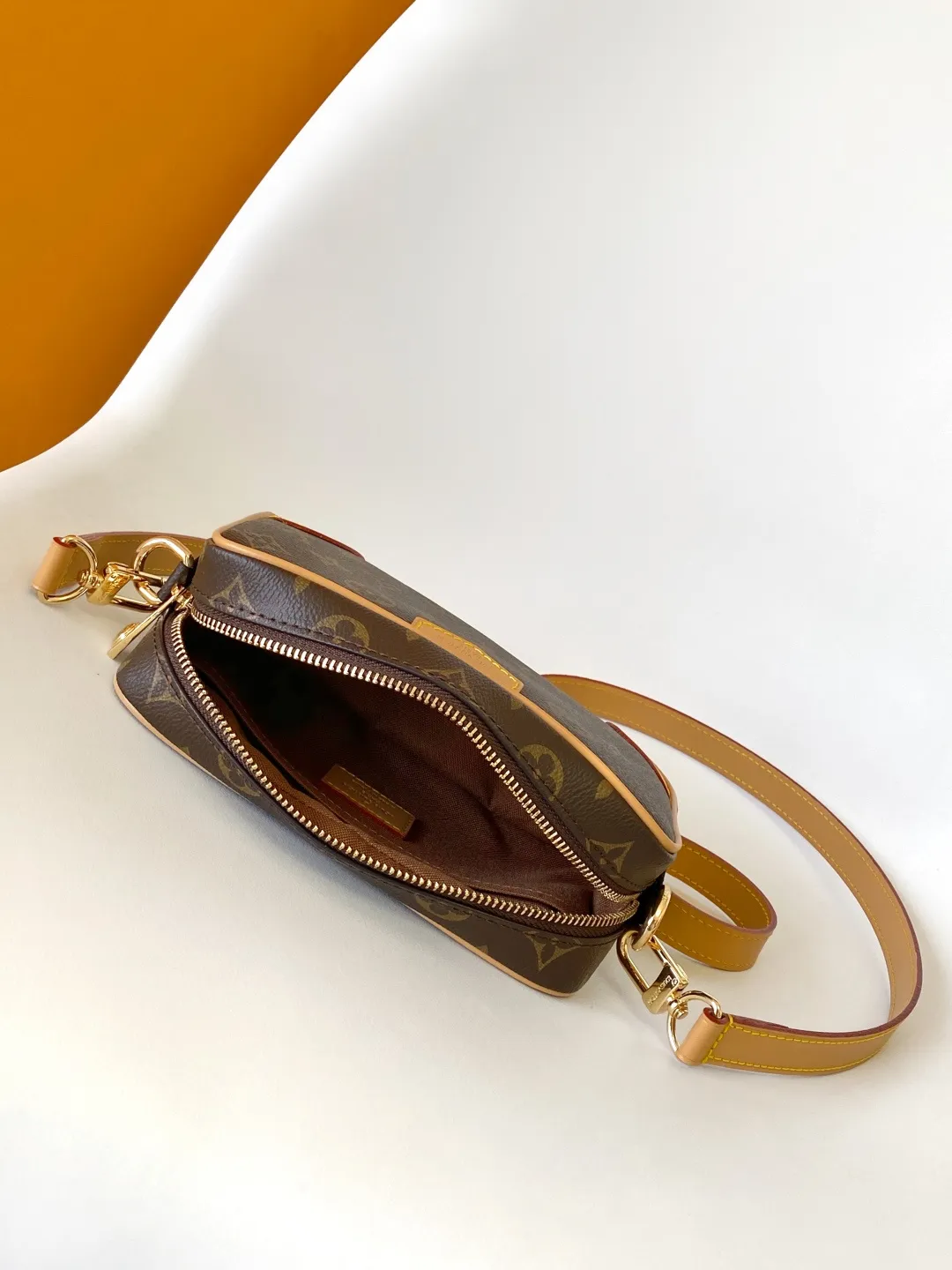 💰980 Top Original Order Dynamic code change M14058 Trocadéro mini handbag is made of Monogram canvas material, vintage cow leather trim and reinforced front corners. It pays tribute to Louis Vuitton's legendary history and combines retro charm with refined modernity. Inspired by Louis Vuitton's cross-body bags designed in the 1980s, it features a removable and adjustable shoulder strap. 20.0 x 13.0 x 6.5 cm (L x H x W) • Monogram coated canvas • Distressed cowhide leather trim • Textile lining • Distressed hardware • Zip closure • Main compartment • Front corner • Front patch • Shoulder strap: removable, adjustable • Half-length strap: 42.0 cm • Half-length strap adjustable to: 55.0 cm