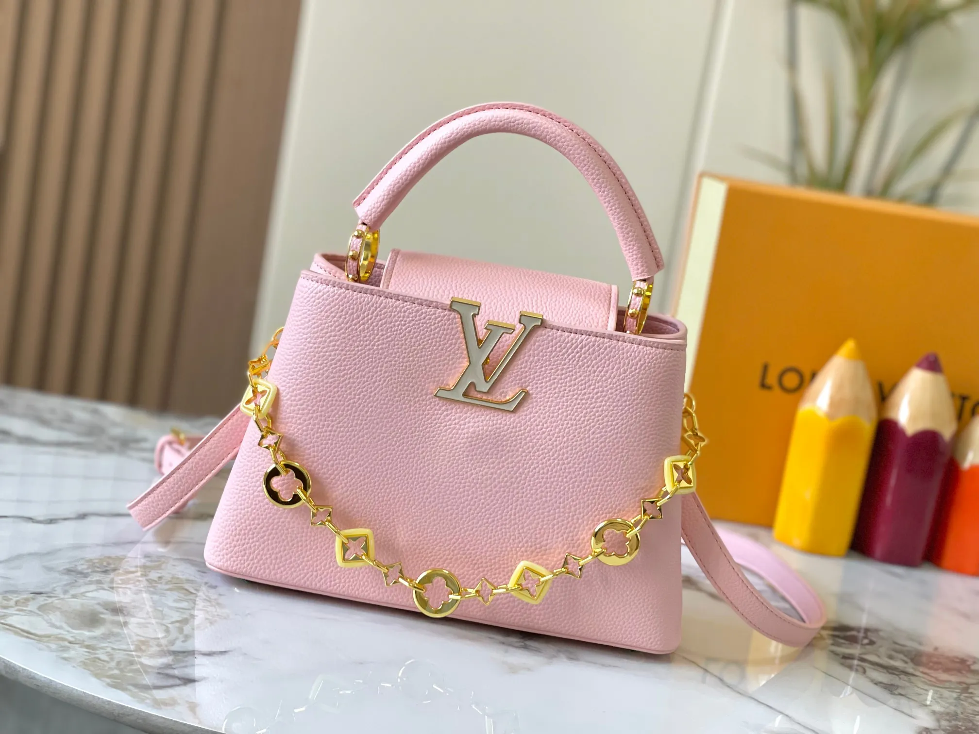 p480 [Guangzhou top-quality original version] M14971 Pink This CapucinesBB handbag quotes the design elements of the Harmony series and tells the inspiration of the Monogram flower with a gorgeous chain. The Taurillon cow leather bag is embellished with the resin-coated LV logo, and the flap can be opened externally or internally to reveal a neat interior with multiple pockets. Size:27×18×9cm