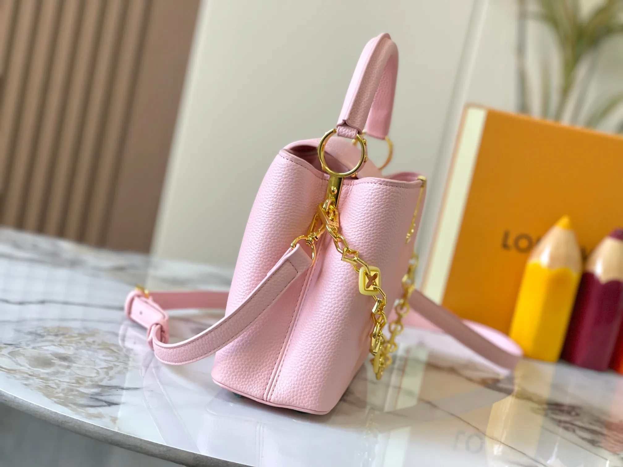 p480 [Guangzhou top-quality original version] M14971 Pink This CapucinesBB handbag quotes the design elements of the Harmony series and tells the inspiration of the Monogram flower with a gorgeous chain. The Taurillon cow leather bag is embellished with the resin-coated LV logo, and the flap can be opened externally or internally to reveal a neat interior with multiple pockets. Size:27×18×9cm