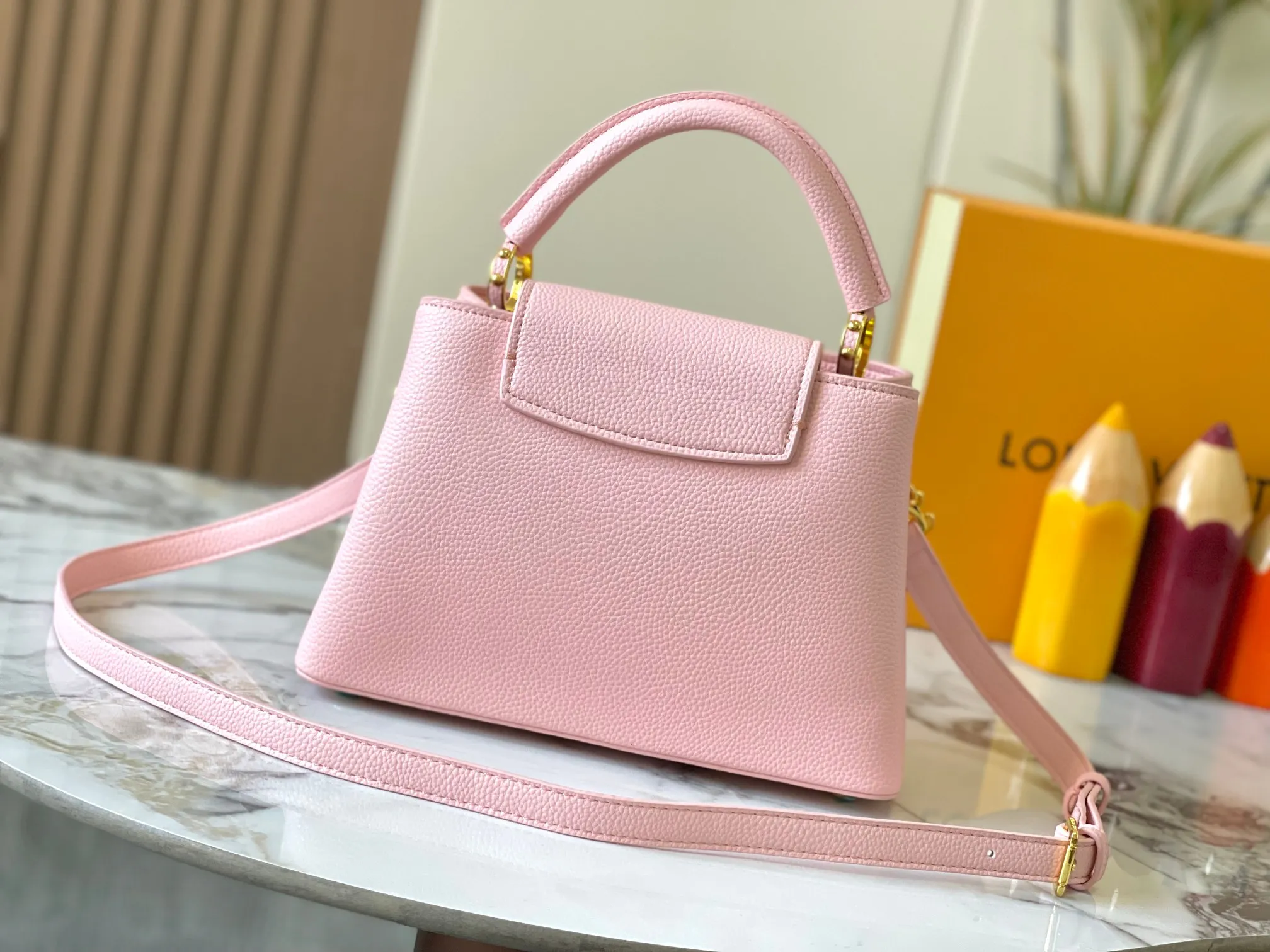 p480 [Guangzhou top-quality original version] M14971 Pink This CapucinesBB handbag quotes the design elements of the Harmony series and tells the inspiration of the Monogram flower with a gorgeous chain. The Taurillon cow leather bag is embellished with the resin-coated LV logo, and the flap can be opened externally or internally to reveal a neat interior with multiple pockets. Size:27×18×9cm