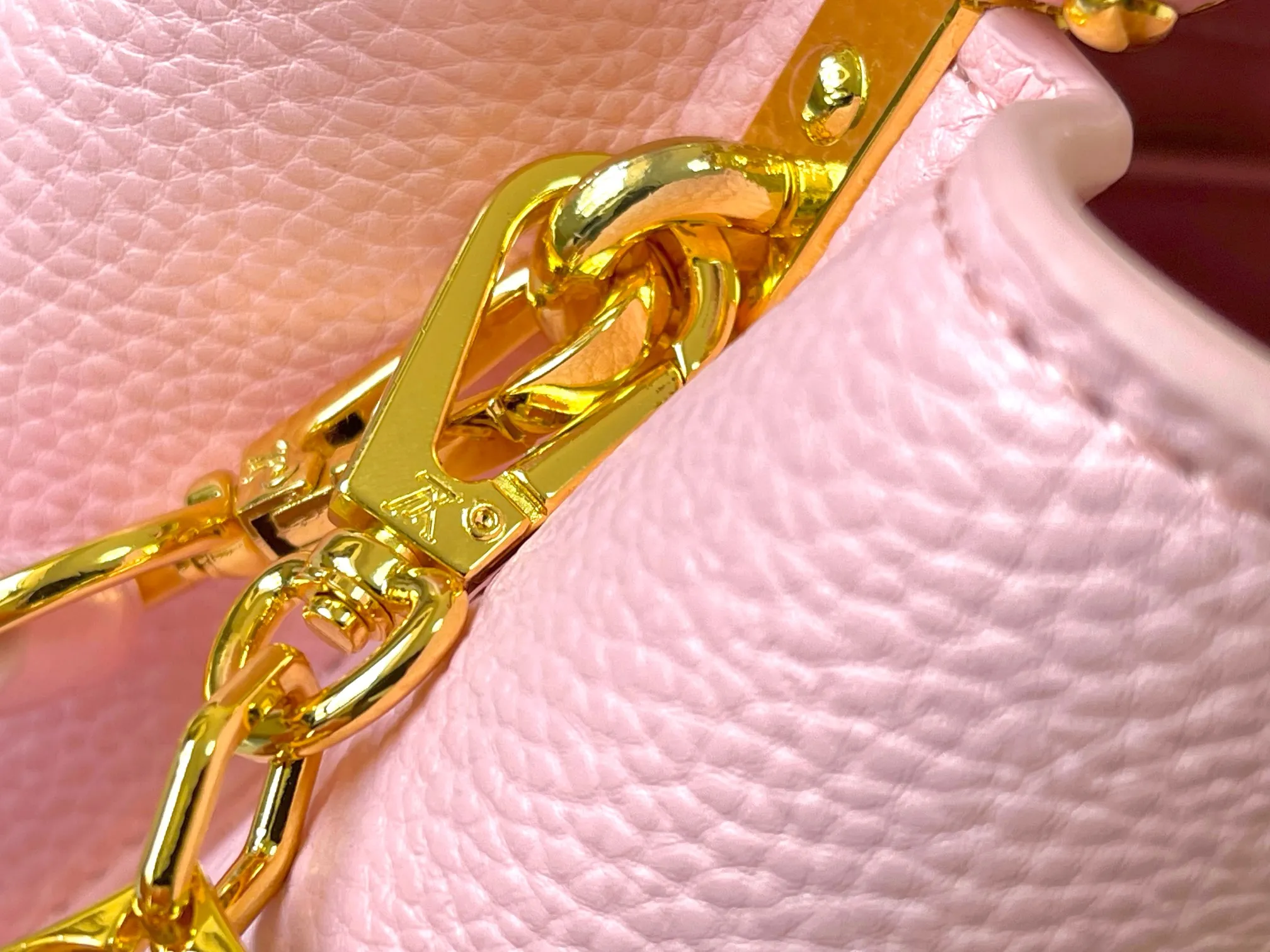 p480 [Guangzhou top-quality original version] M14971 Pink This CapucinesBB handbag quotes the design elements of the Harmony series and tells the inspiration of the Monogram flower with a gorgeous chain. The Taurillon cow leather bag is embellished with the resin-coated LV logo, and the flap can be opened externally or internally to reveal a neat interior with multiple pockets. Size:27×18×9cm