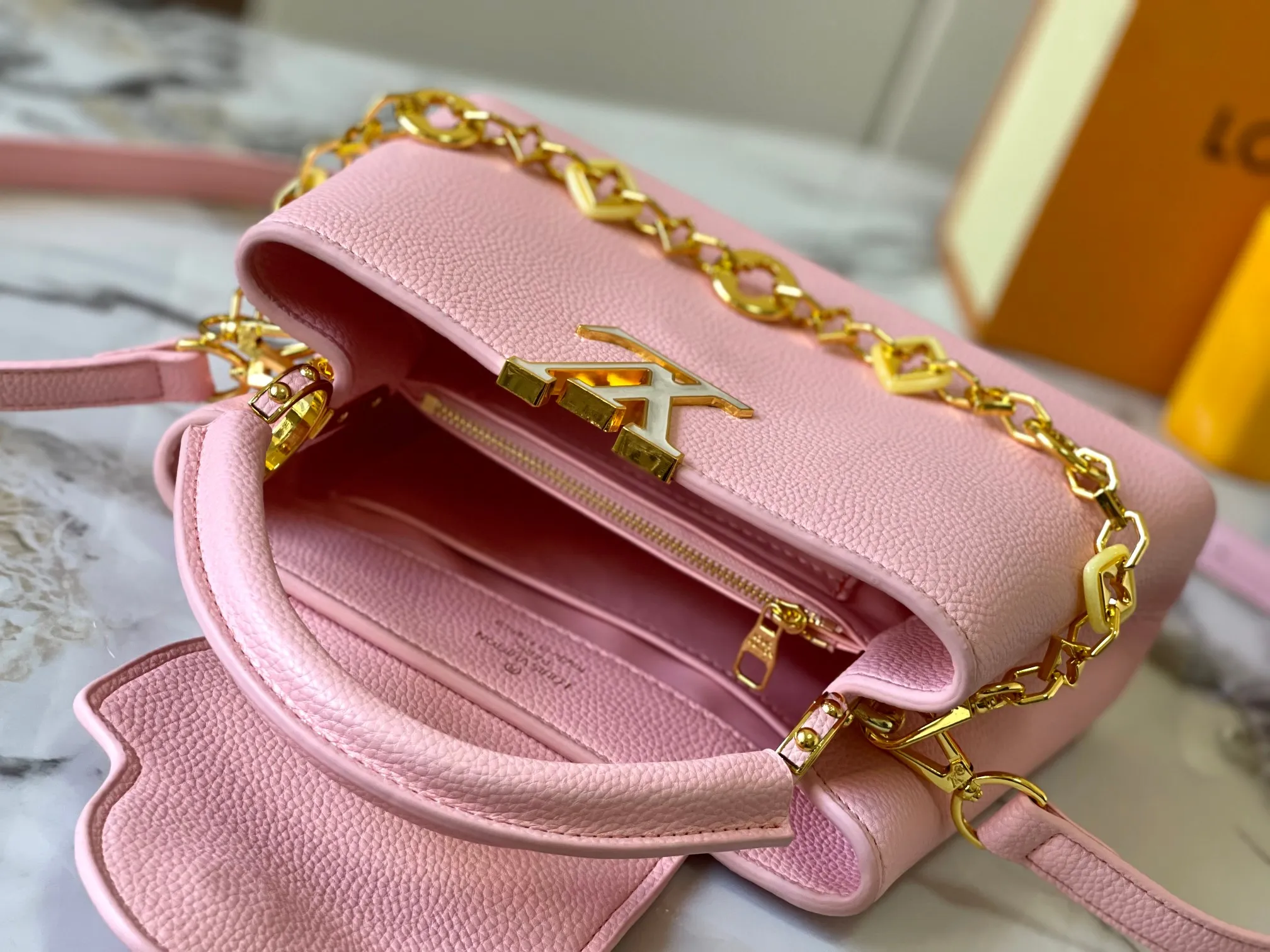 p480 [Guangzhou top-quality original version] M14971 Pink This CapucinesBB handbag quotes the design elements of the Harmony series and tells the inspiration of the Monogram flower with a gorgeous chain. The Taurillon cow leather bag is embellished with the resin-coated LV logo, and the flap can be opened externally or internally to reveal a neat interior with multiple pockets. Size:27×18×9cm