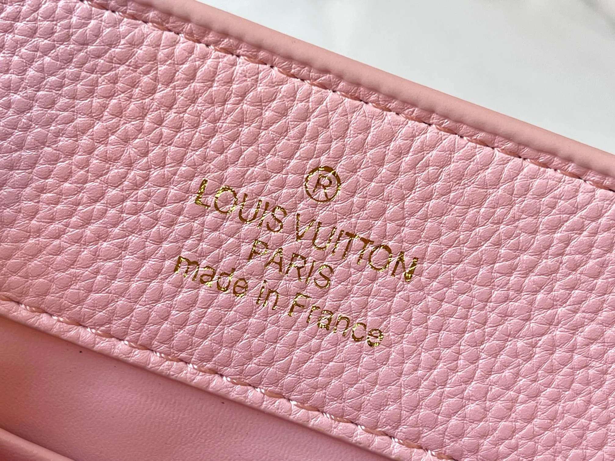 p480 [Guangzhou top-quality original version] M14971 Pink This CapucinesBB handbag quotes the design elements of the Harmony series and tells the inspiration of the Monogram flower with a gorgeous chain. The Taurillon cow leather bag is embellished with the resin-coated LV logo, and the flap can be opened externally or internally to reveal a neat interior with multiple pockets. Size:27×18×9cm