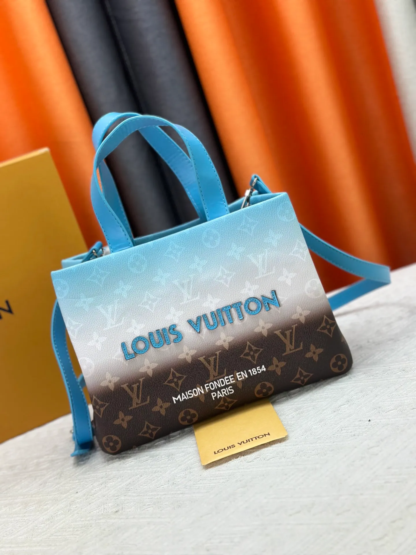 P280 M13940 Gradient Pink Gradient Blue Khaki Color Check Black Check Presbyopia Orange Black Green Pink PHARREL and NIGO collection’s joint series top original order This Shopper medium handbag draws inspiration from Louis Vuitton shopping bags, with the words Louis Vuitton and Maison Fondée En 1854 written on soft cow leather, with a top handle and a detachable shoulder strap. 25x19x11 • Cow leather • Cow leather trim • Textile lining • Metal hardware • Musketon closure • Main compartment • Zip pocket • Double patch pockets • Handles: Double handle