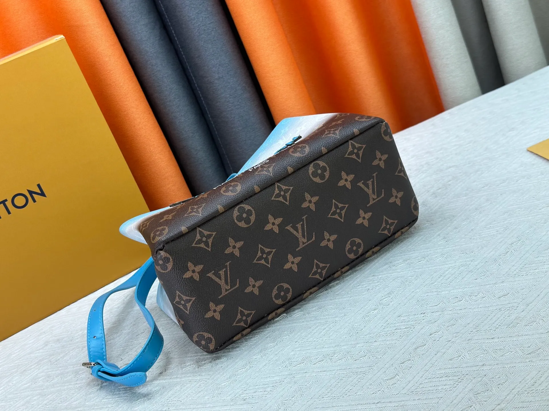 P280 M13940 Gradient Pink Gradient Blue Khaki Color Check Black Check Presbyopia Orange Black Green Pink PHARREL and NIGO collection’s joint series top original order This Shopper medium handbag draws inspiration from Louis Vuitton shopping bags, with the words Louis Vuitton and Maison Fondée En 1854 written on soft cow leather, with a top handle and a detachable shoulder strap. 25x19x11 • Cow leather • Cow leather trim • Textile lining • Metal hardware • Musketon closure • Main compartment • Zip pocket • Double patch pockets • Handles: Double handle