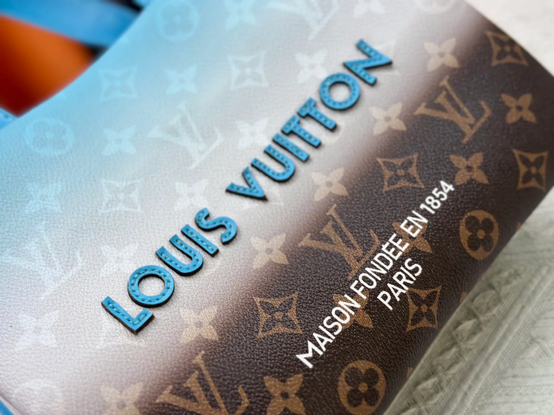 P280 M13940 Gradient Pink Gradient Blue Khaki Color Check Black Check Presbyopia Orange Black Green Pink PHARREL and NIGO collection’s joint series top original order This Shopper medium handbag draws inspiration from Louis Vuitton shopping bags, with the words Louis Vuitton and Maison Fondée En 1854 written on soft cow leather, with a top handle and a detachable shoulder strap. 25x19x11 • Cow leather • Cow leather trim • Textile lining • Metal hardware • Musketon closure • Main compartment • Zip pocket • Double patch pockets • Handles: Double handle