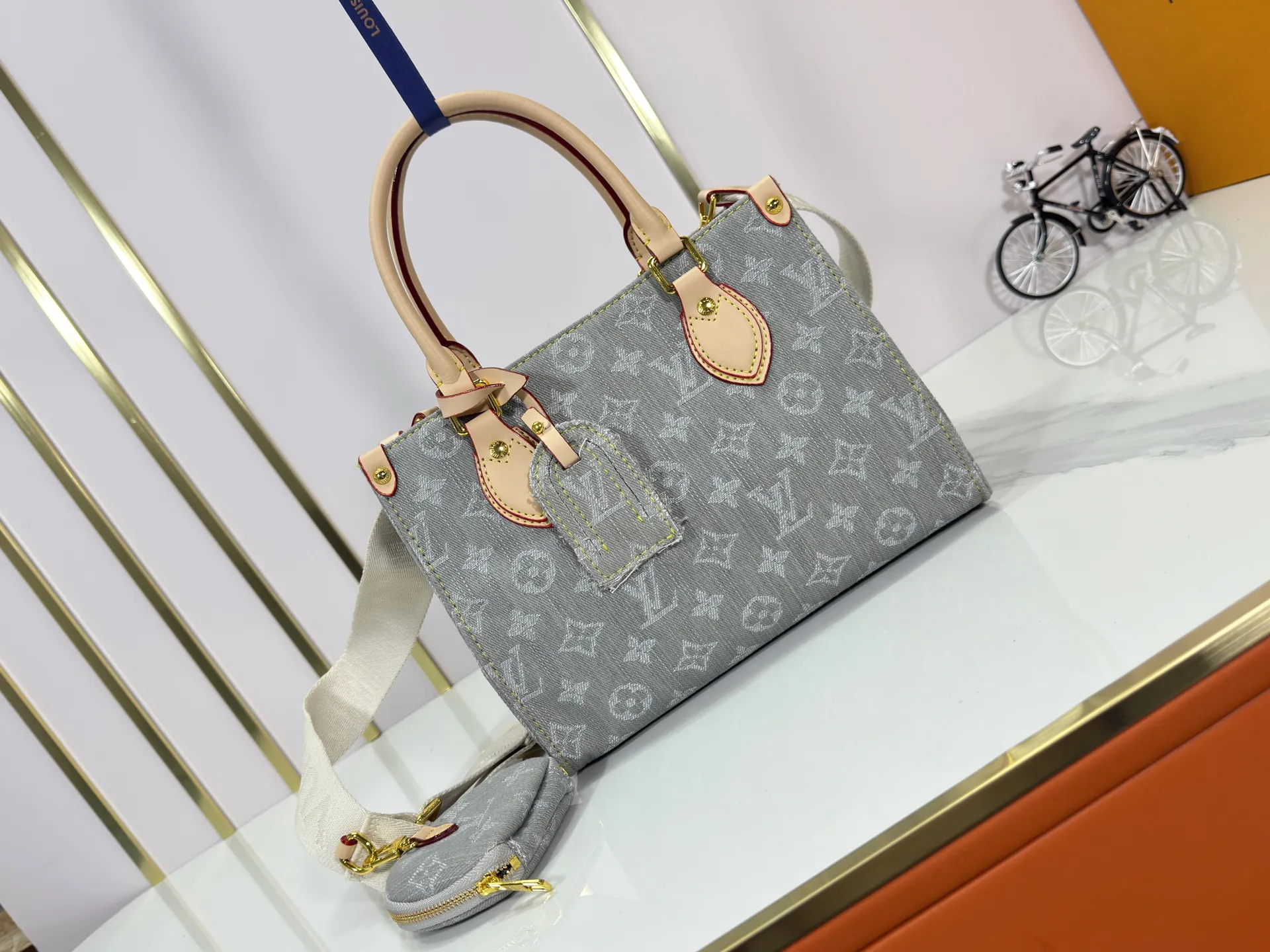 P300 Upgraded original M46373 M13189 M46871 Denim square bag series Onthego medium handbag (denim denim) This Onthego medium handbag is renovated with sand-washed Monogram jacquard denim, with leather trim and contrasting stitching. The ample capacity meets business or leisure needs, and the exquisite handle and long shoulder strap unlock multiple carrying methods. Dimensions 25.0 x 19.0 x 11.5 cm