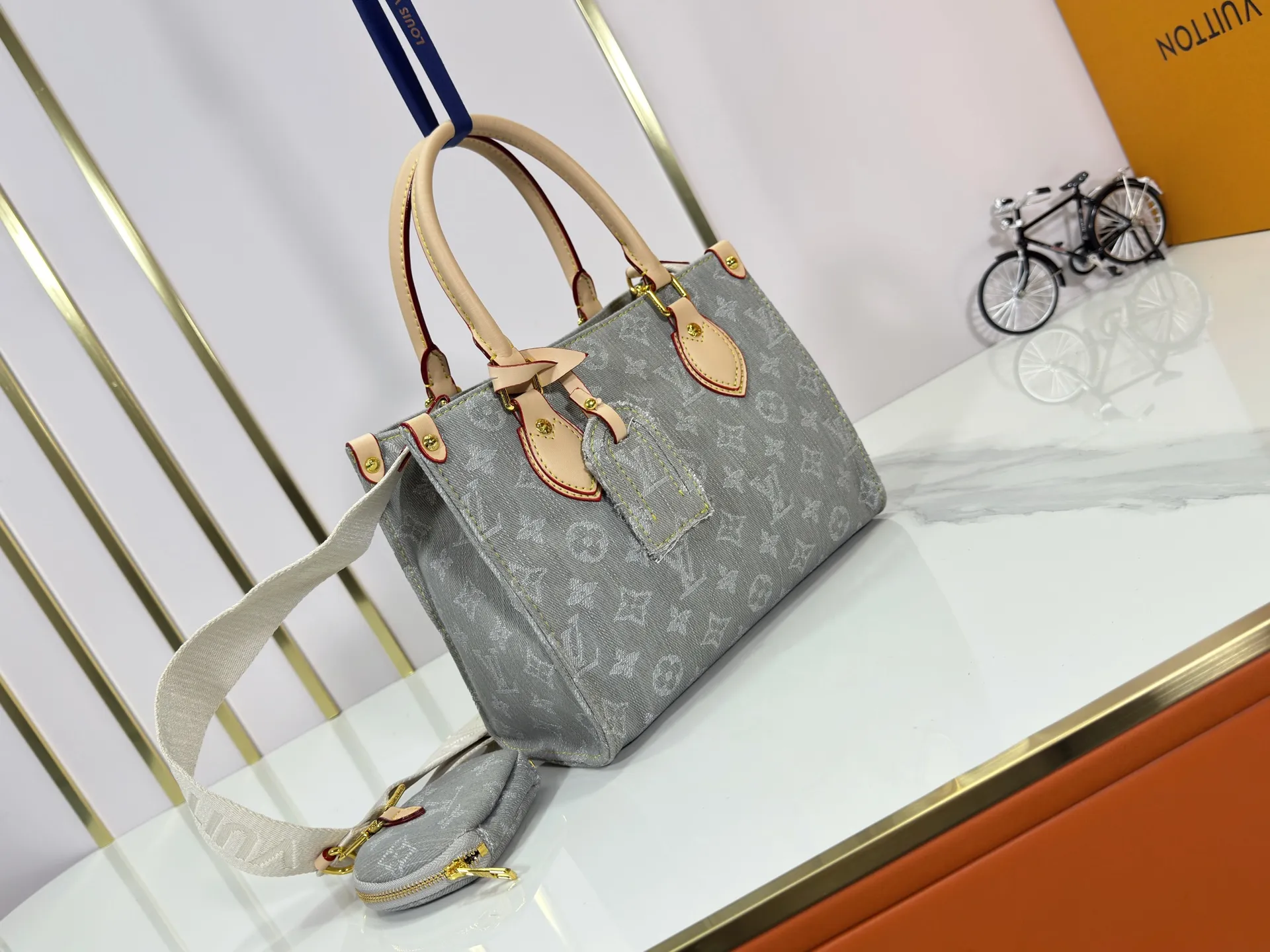 P300 Upgraded original M46373 M13189 M46871 Denim square bag series Onthego medium handbag (denim denim) This Onthego medium handbag is renovated with sand-washed Monogram jacquard denim, with leather trim and contrasting stitching. The ample capacity meets business or leisure needs, and the exquisite handle and long shoulder strap unlock multiple carrying methods. Dimensions 25.0 x 19.0 x 11.5 cm