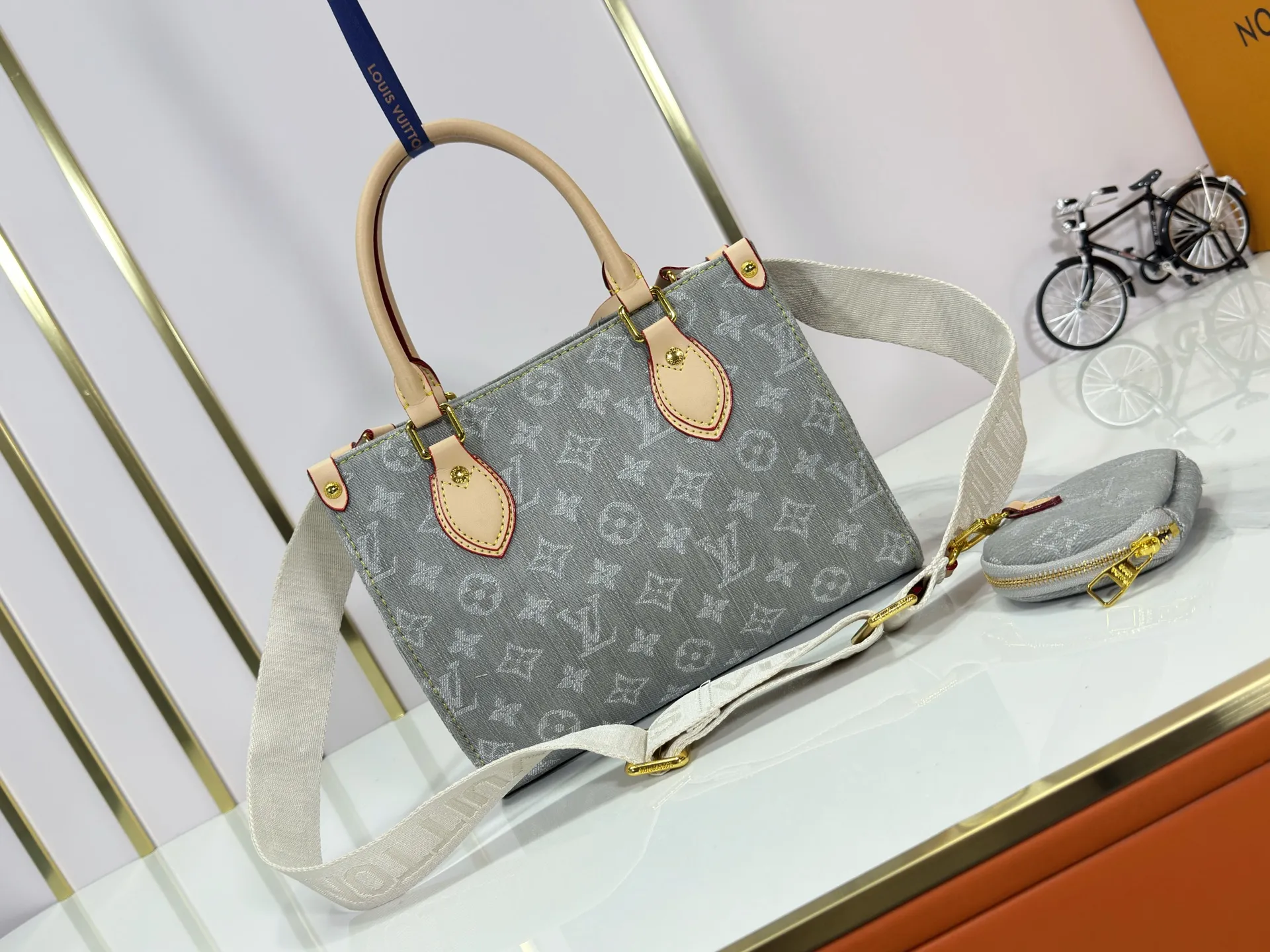 P300 Upgraded original M46373 M13189 M46871 Denim square bag series Onthego medium handbag (denim denim) This Onthego medium handbag is renovated with sand-washed Monogram jacquard denim, with leather trim and contrasting stitching. The ample capacity meets business or leisure needs, and the exquisite handle and long shoulder strap unlock multiple carrying methods. Dimensions 25.0 x 19.0 x 11.5 cm