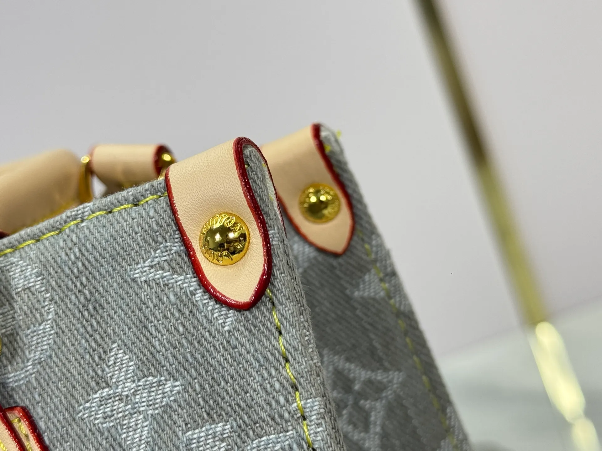 P300 Upgraded original M46373 M13189 M46871 Denim square bag series Onthego medium handbag (denim denim) This Onthego medium handbag is renovated with sand-washed Monogram jacquard denim, with leather trim and contrasting stitching. The ample capacity meets business or leisure needs, and the exquisite handle and long shoulder strap unlock multiple carrying methods. Dimensions 25.0 x 19.0 x 11.5 cm