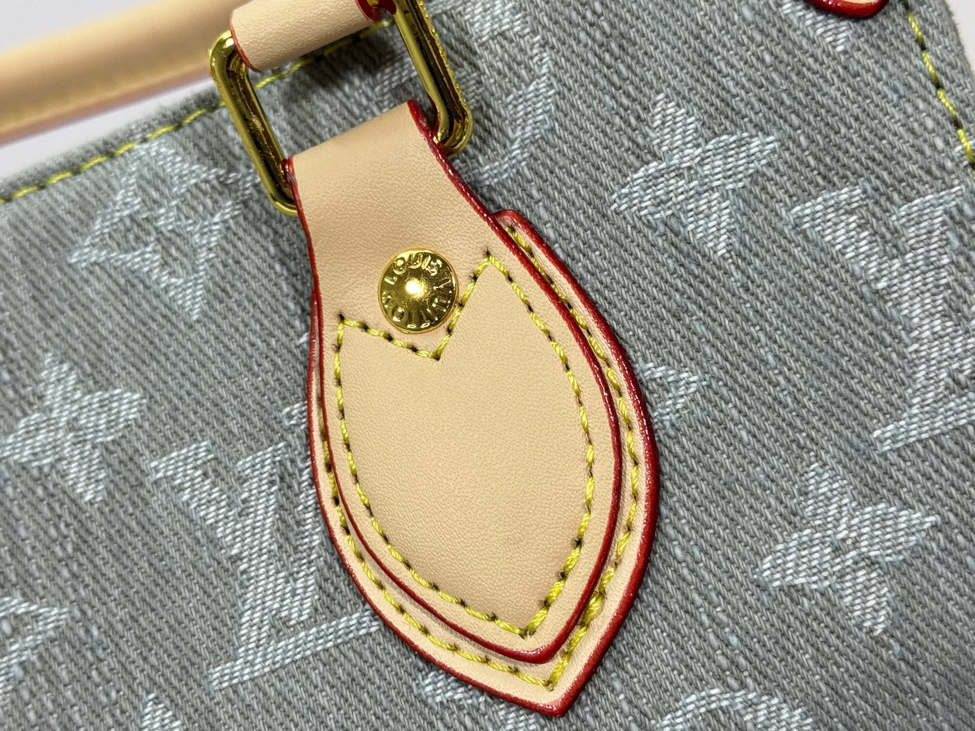 P300 Upgraded original M46373 M13189 M46871 Denim square bag series Onthego medium handbag (denim denim) This Onthego medium handbag is renovated with sand-washed Monogram jacquard denim, with leather trim and contrasting stitching. The ample capacity meets business or leisure needs, and the exquisite handle and long shoulder strap unlock multiple carrying methods. Dimensions 25.0 x 19.0 x 11.5 cm