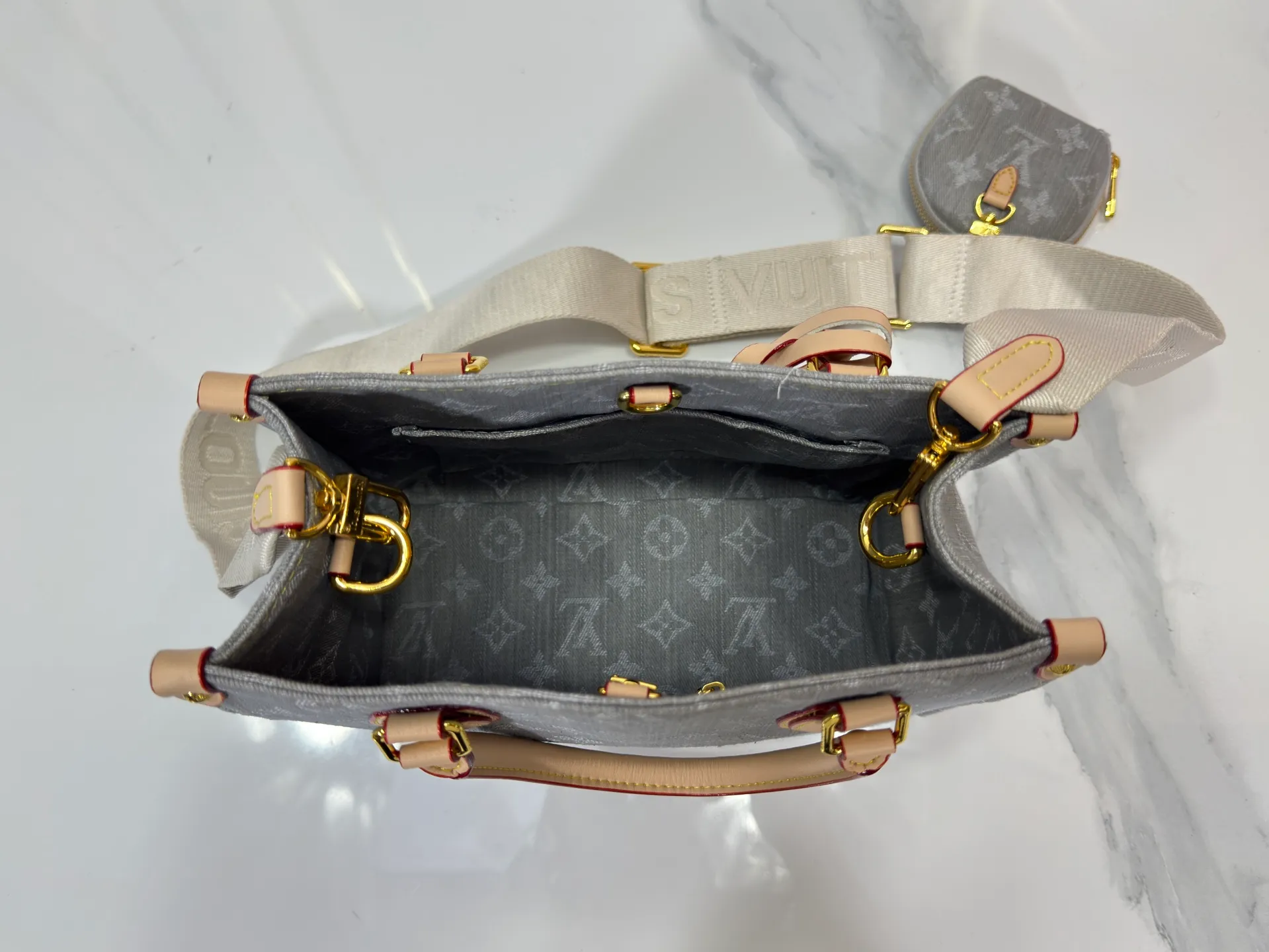 P300 Upgraded original M46373 M13189 M46871 Denim square bag series Onthego medium handbag (denim denim) This Onthego medium handbag is renovated with sand-washed Monogram jacquard denim, with leather trim and contrasting stitching. The ample capacity meets business or leisure needs, and the exquisite handle and long shoulder strap unlock multiple carrying methods. Dimensions 25.0 x 19.0 x 11.5 cm
