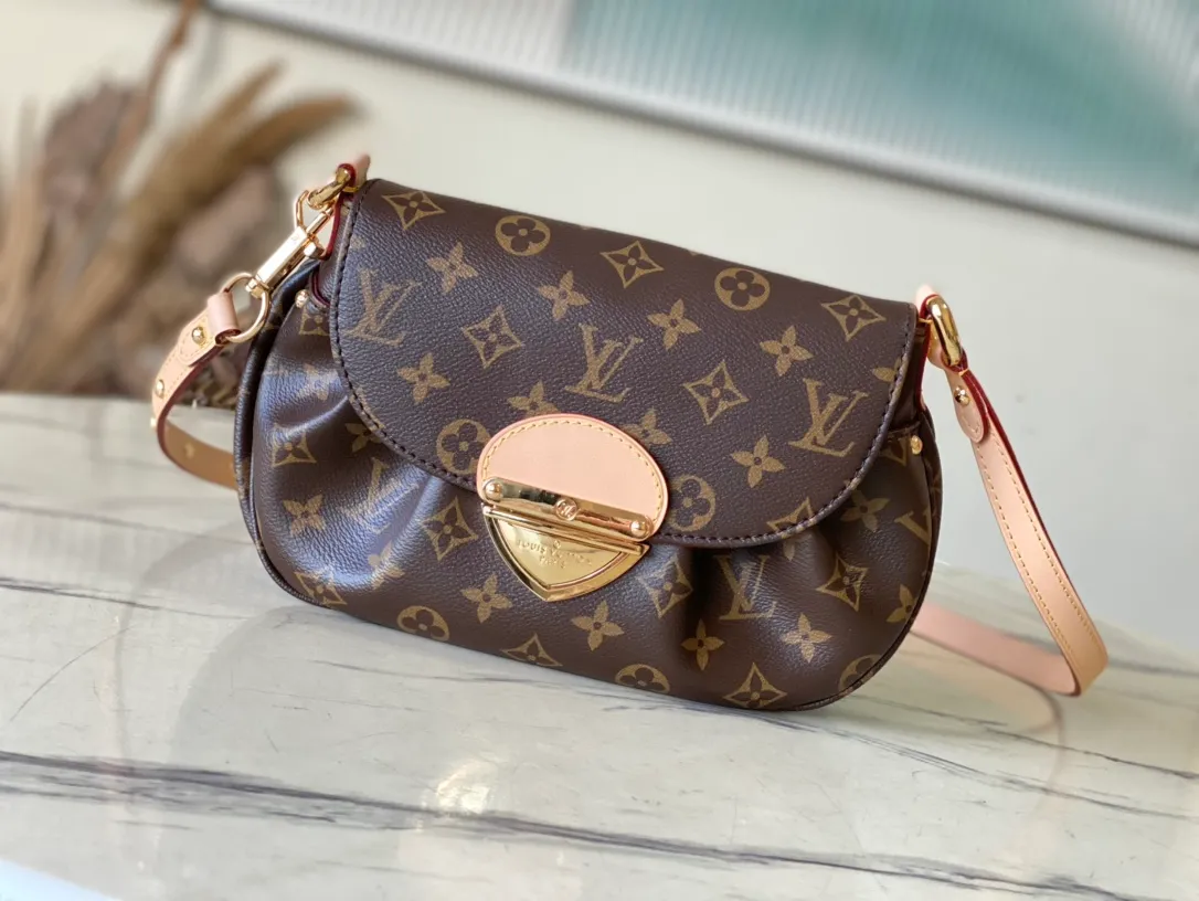 💰960 Top Original Order M13617 This Sunset handbag is made of classic Monogram coated canvas, adding an elegant and elegant option to the brand. Smooth leather trim and a signature buckle accentuate the retro style, and its compact construction makes it easy to store long wallets and other daily essentials. Comes with a leather shoulder strap for easy wear as a cross-body, shoulder or hand carry. Dimensions: 27 × 18 × 3 cm