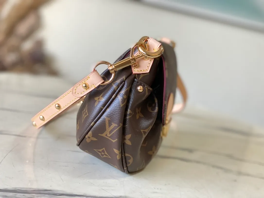 💰960 Top Original Order M13617 This Sunset handbag is made of classic Monogram coated canvas, adding an elegant and elegant option to the brand. Smooth leather trim and a signature buckle accentuate the retro style, and its compact construction makes it easy to store long wallets and other daily essentials. Comes with a leather shoulder strap for easy wear as a cross-body, shoulder or hand carry. Dimensions: 27 × 18 × 3 cm