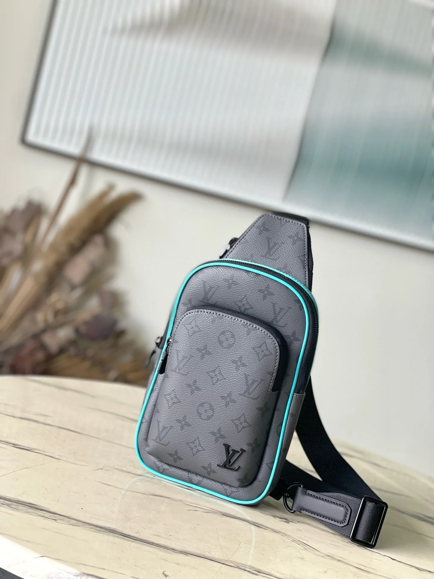 💰860 Top original order M11703 This Avenue small shoulder bag is made of Monogram Eclipse coated canvas, with a sophisticated structure to explore the trend of cross-body travel. An interior pocket in the main compartment ensures secure storage, while an exterior zippered pocket provides easy access to frequently used items. There is a triangular zipper pocket where the shoulder strap connects to the handbag. Dimensions: 16 × 33 × 5.7 cm