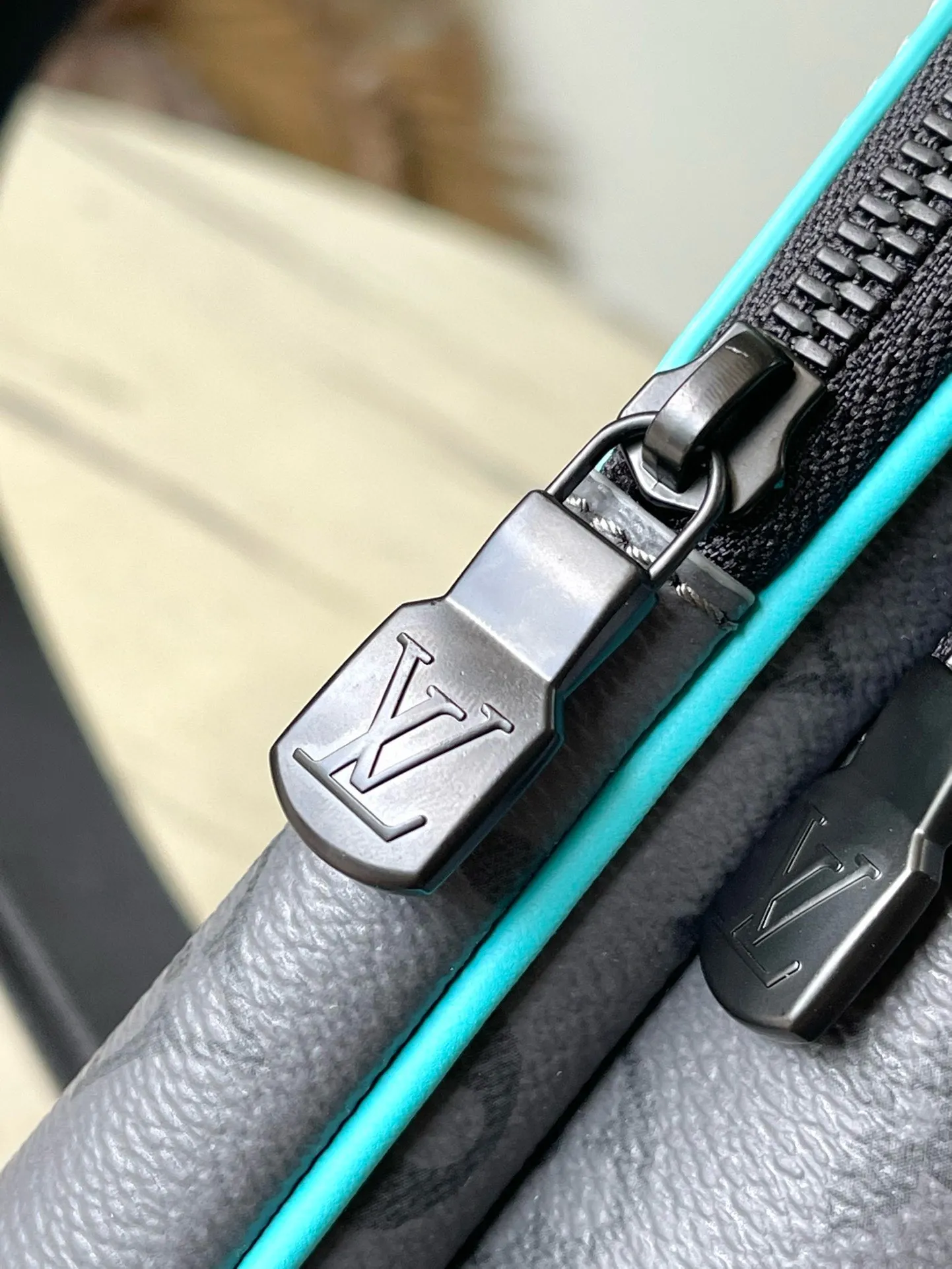 💰860 Top original order M11703 This Avenue small shoulder bag is made of Monogram Eclipse coated canvas, with a sophisticated structure to explore the trend of cross-body travel. An interior pocket in the main compartment ensures secure storage, while an exterior zippered pocket provides easy access to frequently used items. There is a triangular zipper pocket where the shoulder strap connects to the handbag. Dimensions: 16 × 33 × 5.7 cm