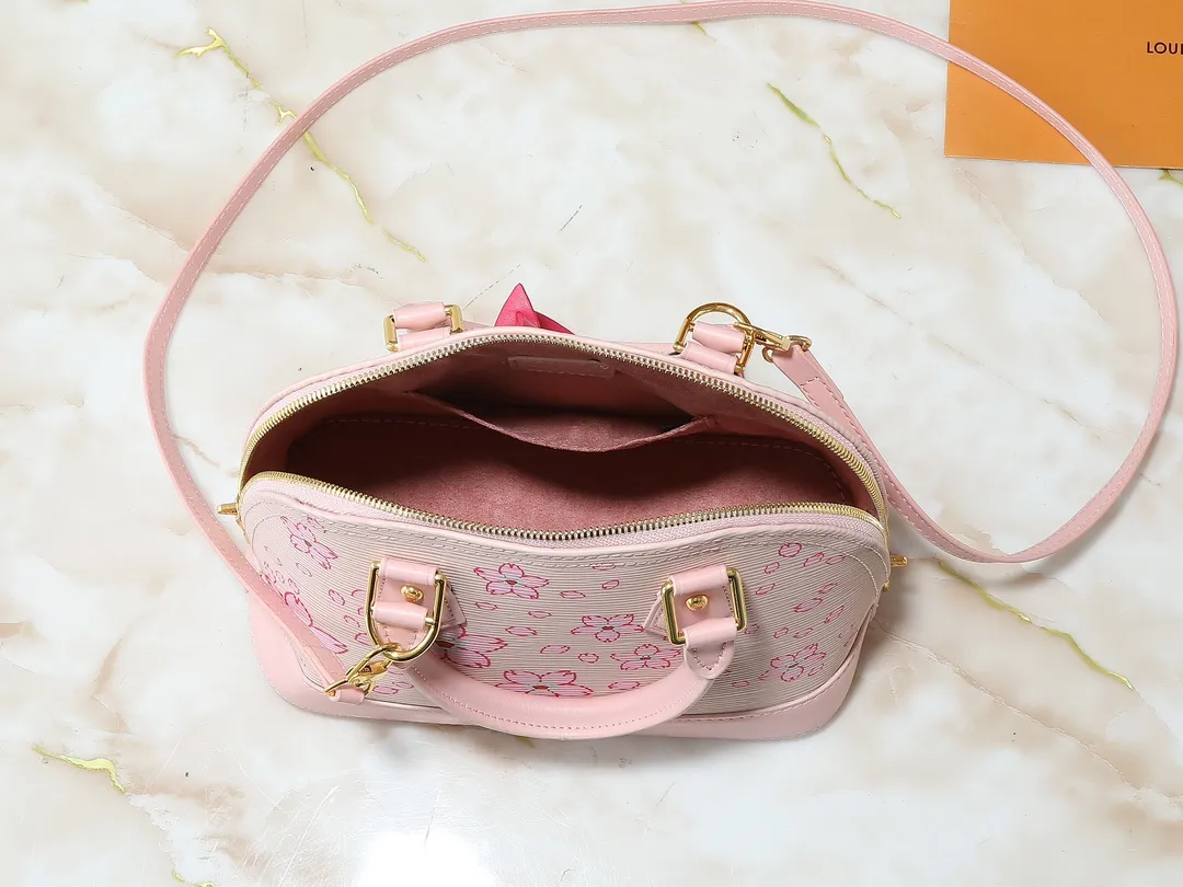 💰240💰Upgraded Original M13104 M53152 [LV × TM Alma BB Handbag] Sakura (Takashi Murakami) Created by Japanese artist Takashi Murakami, Maison’s brightly colored icon bag "LV × TM ALMA BB" is updated with a cheerful cherry blossom pattern that symbolizes regeneration. St adds gold hardware to Epi leather in soft pink tones to create a refined impression. You can enjoy various holding styles with the Tron handle and detachable leather strap. The interior can store daily items including large smartphones. Dimensions: 23.5 x 17.5 x 11.5 cm