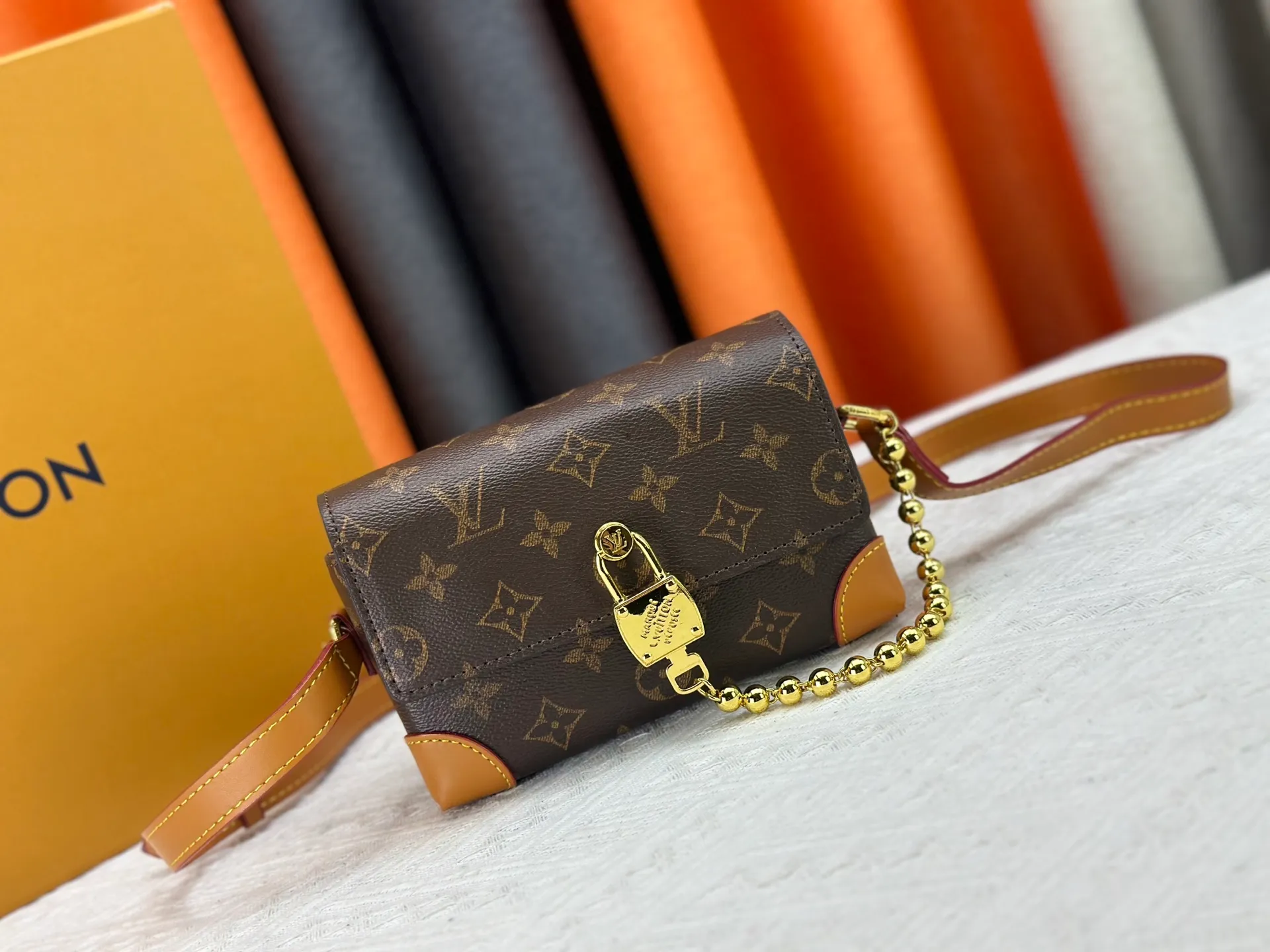 P220 Upgraded original M14738 This Steamer mini handbag is made of Monogram canvas, with distressed cow leather trim and dazzling metal parts. The new square lock snaps back to Pharrell Williams' signature Damier pattern, the delicate key connects to the intricate beaded chain, and the adjustable shoulder strap allows for shoulder or cross-body wear. Dimensions: 18 × 11 × 6.5 cm
