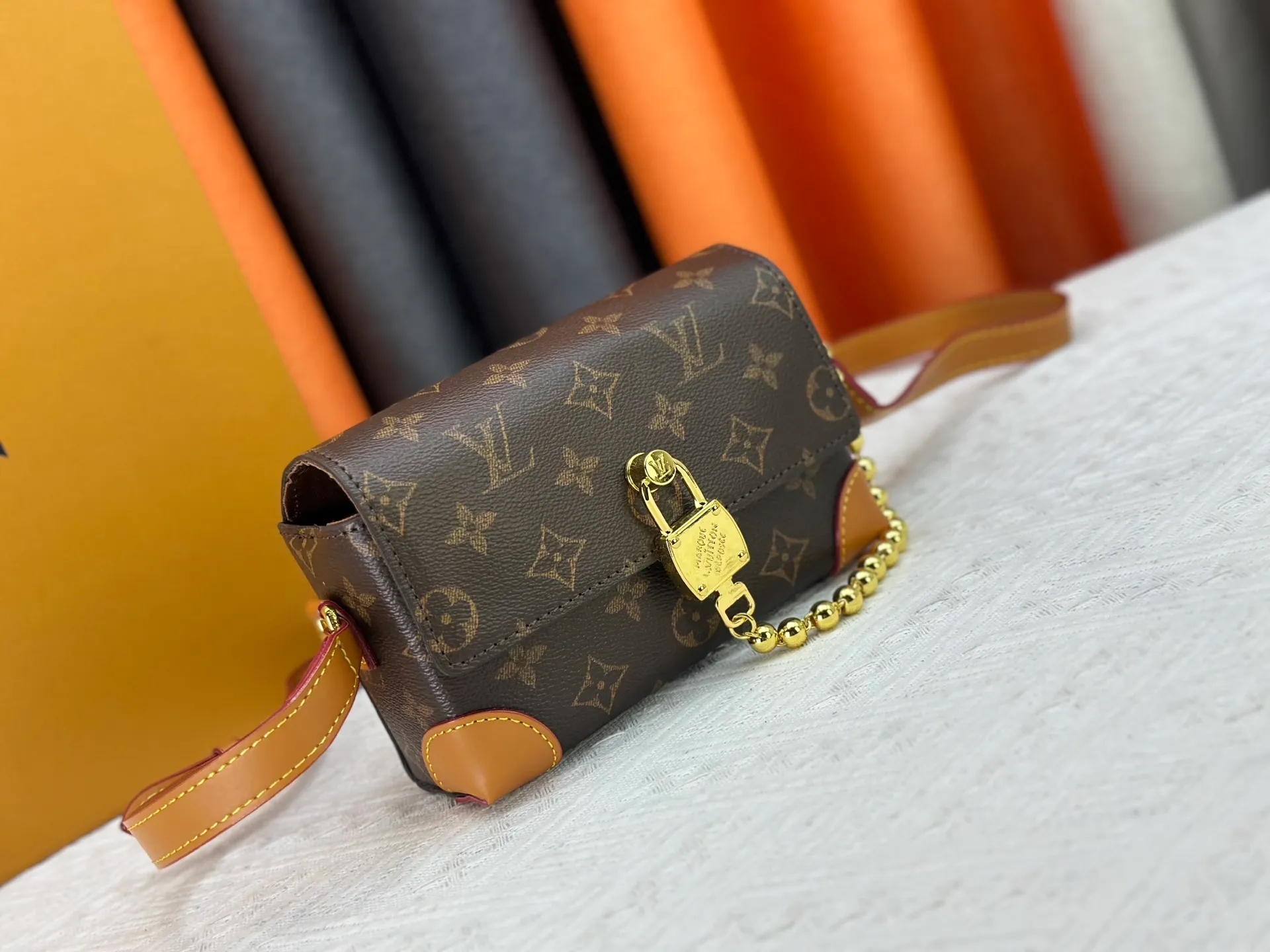 P220 Upgraded original M14738 This Steamer mini handbag is made of Monogram canvas, with distressed cow leather trim and dazzling metal parts. The new square lock snaps back to Pharrell Williams' signature Damier pattern, the delicate key connects to the intricate beaded chain, and the adjustable shoulder strap allows for shoulder or cross-body wear. Dimensions: 18 × 11 × 6.5 cm