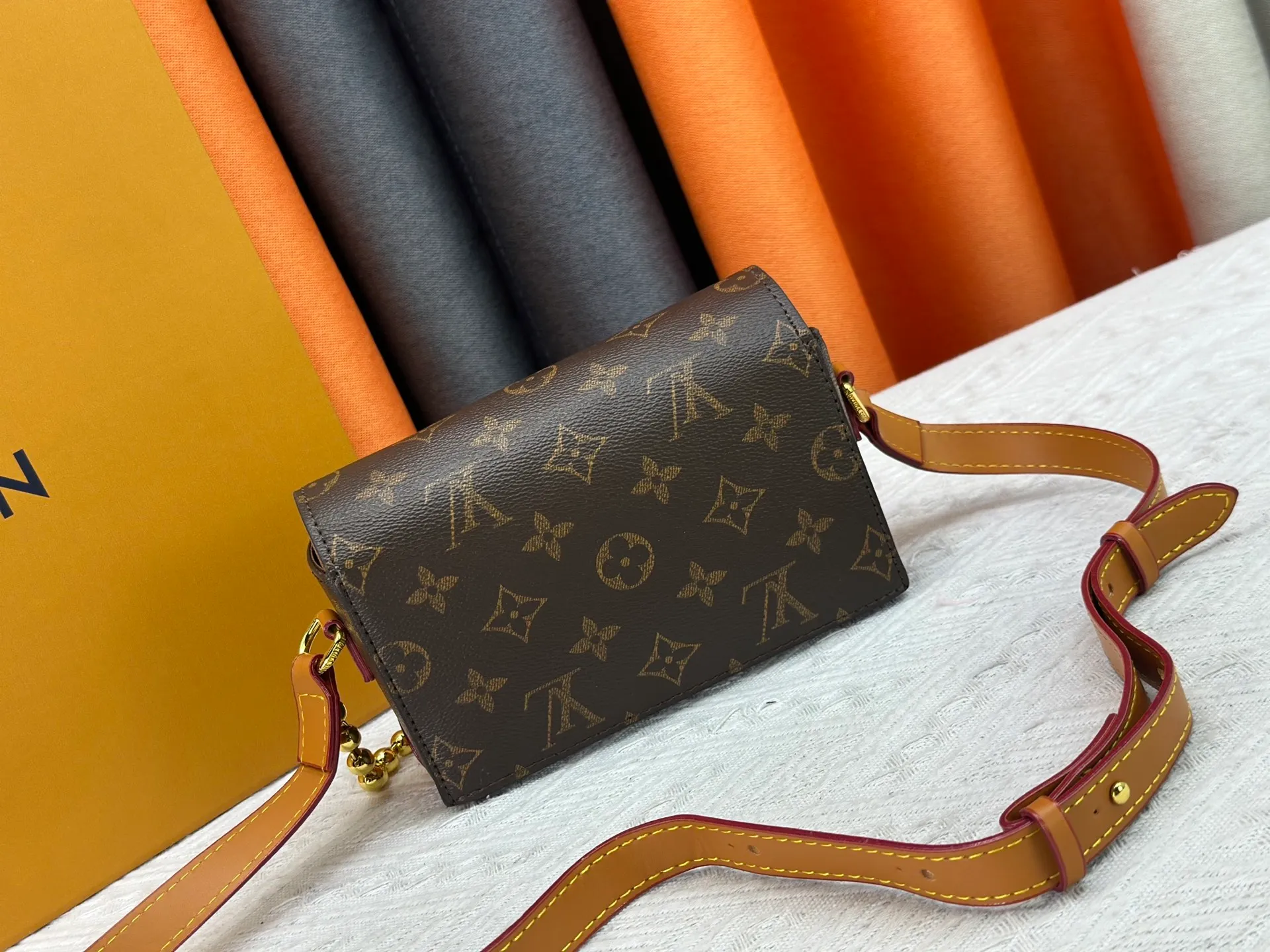 P220 Upgraded original M14738 This Steamer mini handbag is made of Monogram canvas, with distressed cow leather trim and dazzling metal parts. The new square lock snaps back to Pharrell Williams' signature Damier pattern, the delicate key connects to the intricate beaded chain, and the adjustable shoulder strap allows for shoulder or cross-body wear. Dimensions: 18 × 11 × 6.5 cm
