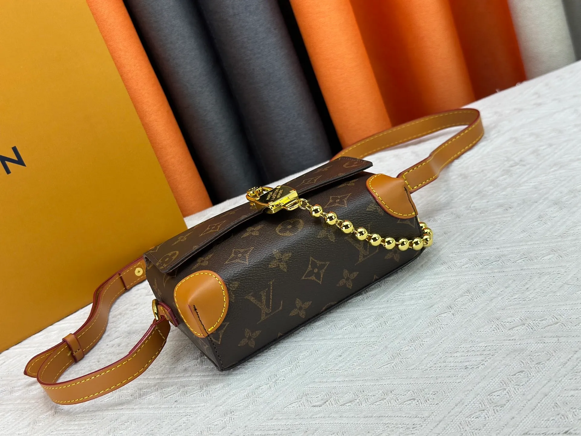 P220 Upgraded original M14738 This Steamer mini handbag is made of Monogram canvas, with distressed cow leather trim and dazzling metal parts. The new square lock snaps back to Pharrell Williams' signature Damier pattern, the delicate key connects to the intricate beaded chain, and the adjustable shoulder strap allows for shoulder or cross-body wear. Dimensions: 18 × 11 × 6.5 cm
