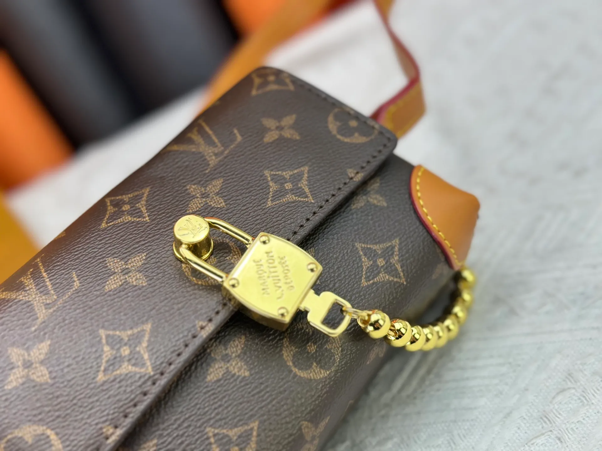P220 Upgraded original M14738 This Steamer mini handbag is made of Monogram canvas, with distressed cow leather trim and dazzling metal parts. The new square lock snaps back to Pharrell Williams' signature Damier pattern, the delicate key connects to the intricate beaded chain, and the adjustable shoulder strap allows for shoulder or cross-body wear. Dimensions: 18 × 11 × 6.5 cm