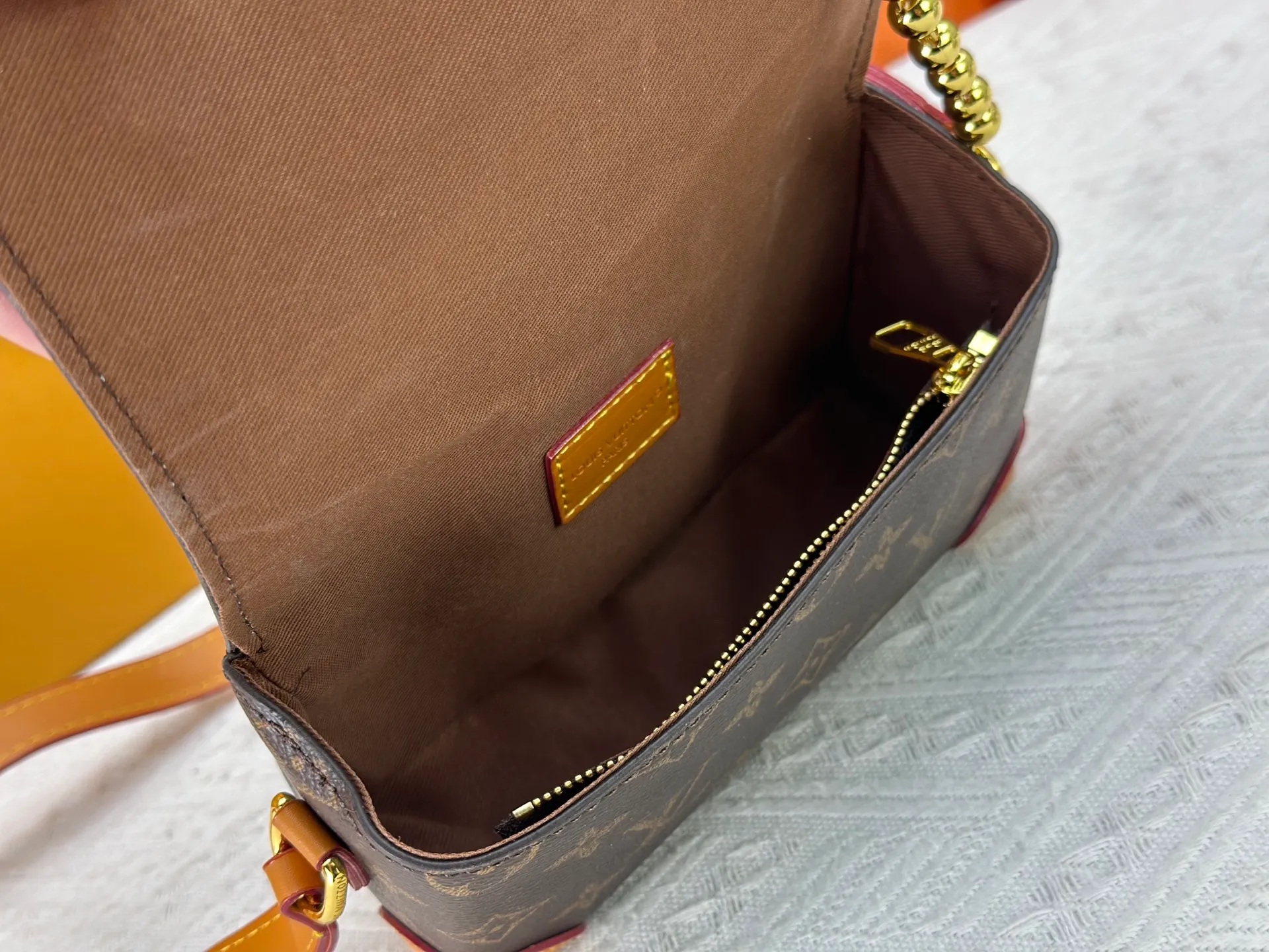 P220 Upgraded original M14738 This Steamer mini handbag is made of Monogram canvas, with distressed cow leather trim and dazzling metal parts. The new square lock snaps back to Pharrell Williams' signature Damier pattern, the delicate key connects to the intricate beaded chain, and the adjustable shoulder strap allows for shoulder or cross-body wear. Dimensions: 18 × 11 × 6.5 cm