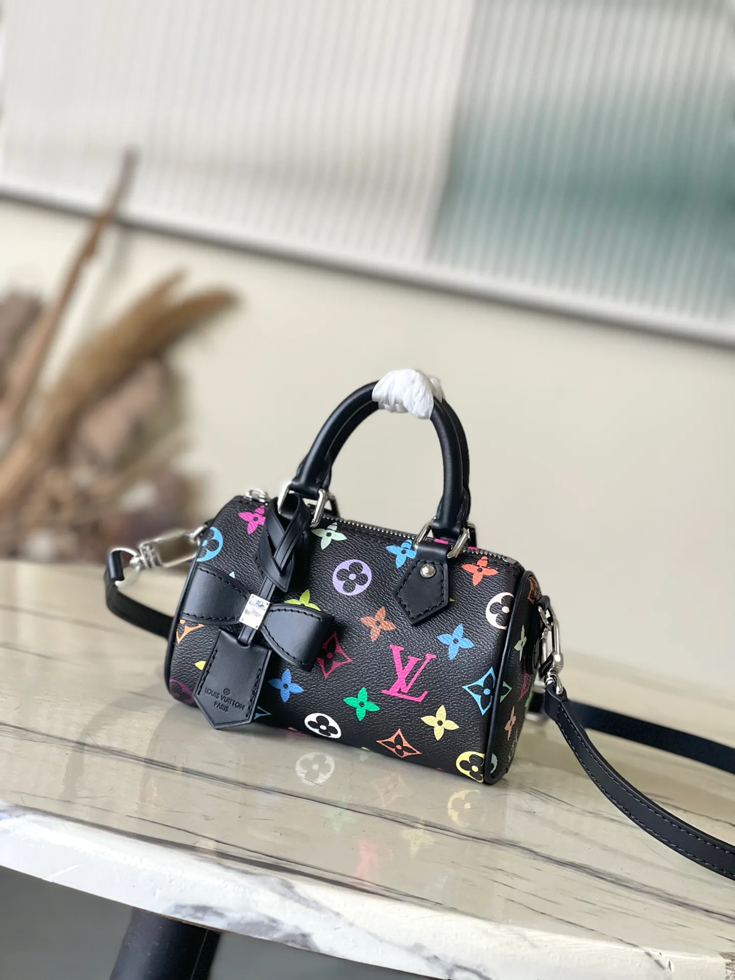 💰860 Top Original Order M13406 This Nano Speedy handbag is made of Monogram coated canvas and cow leather trim to create an exquisite configuration. It uses bright colors to interpret the smart style of the Louis Vuitton × Murakami reissue series. The Toron handle and dazzling padlock pay homage to the brand’s travel heritage, while the detachable and adjustable shoulder strap and chic LVxTM key bag complete the ensemble. Dimensions: 16 × 10 × 7.5 cm