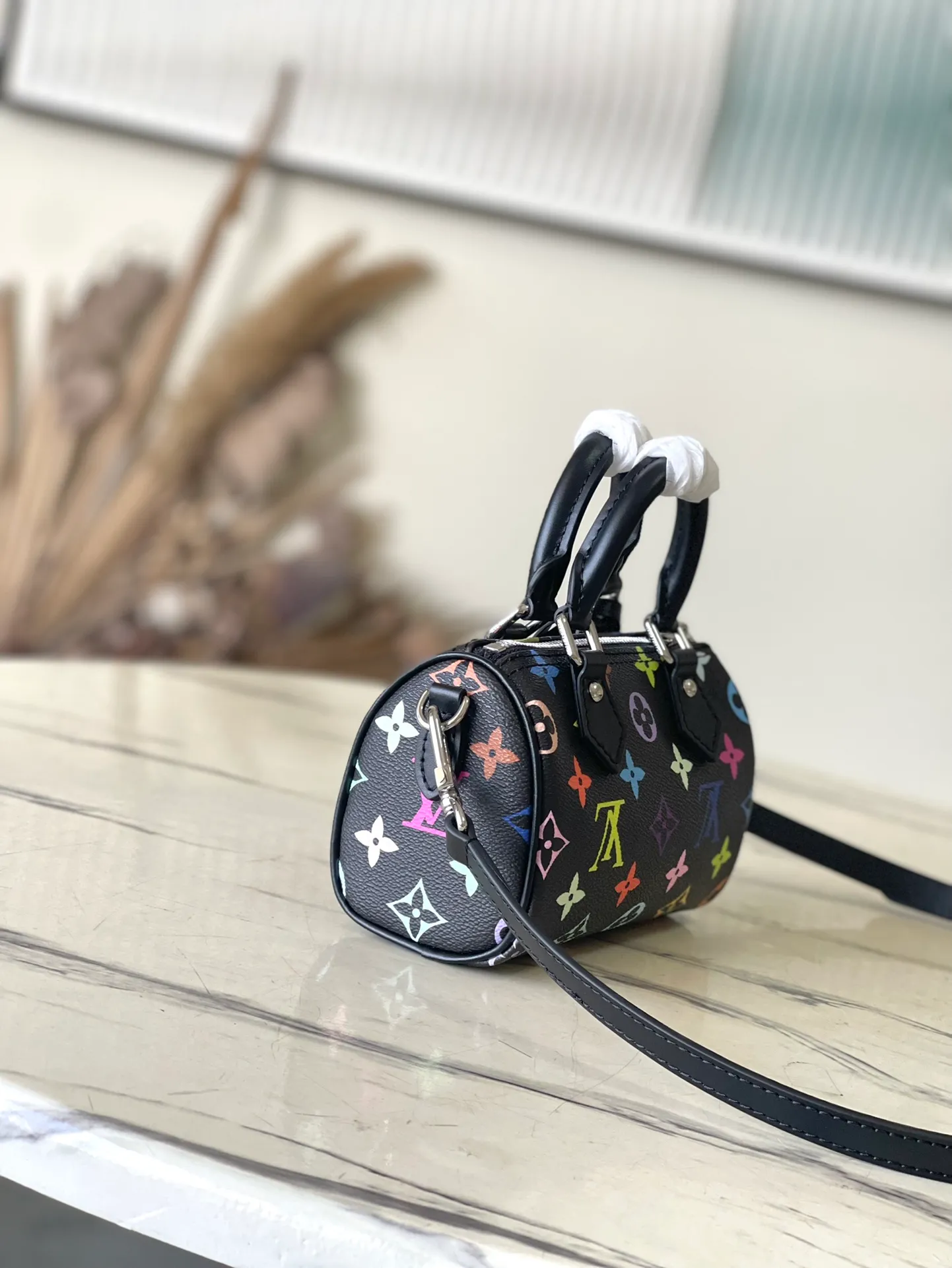 💰860 Top Original Order M13406 This Nano Speedy handbag is made of Monogram coated canvas and cow leather trim to create an exquisite configuration. It uses bright colors to interpret the smart style of the Louis Vuitton × Murakami reissue series. The Toron handle and dazzling padlock pay homage to the brand’s travel heritage, while the detachable and adjustable shoulder strap and chic LVxTM key bag complete the ensemble. Dimensions: 16 × 10 × 7.5 cm
