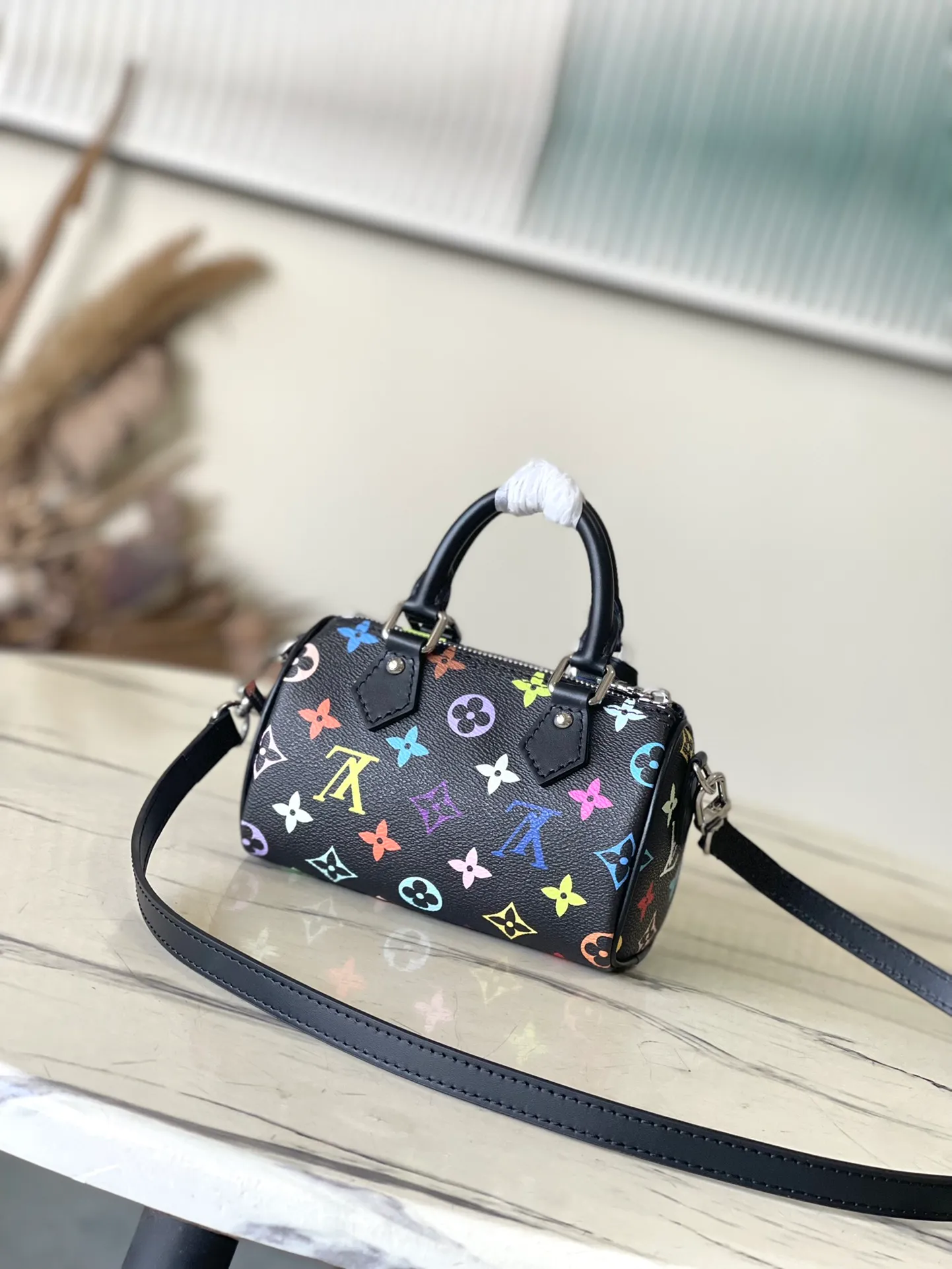💰860 Top Original Order M13406 This Nano Speedy handbag is made of Monogram coated canvas and cow leather trim to create an exquisite configuration. It uses bright colors to interpret the smart style of the Louis Vuitton × Murakami reissue series. The Toron handle and dazzling padlock pay homage to the brand’s travel heritage, while the detachable and adjustable shoulder strap and chic LVxTM key bag complete the ensemble. Dimensions: 16 × 10 × 7.5 cm