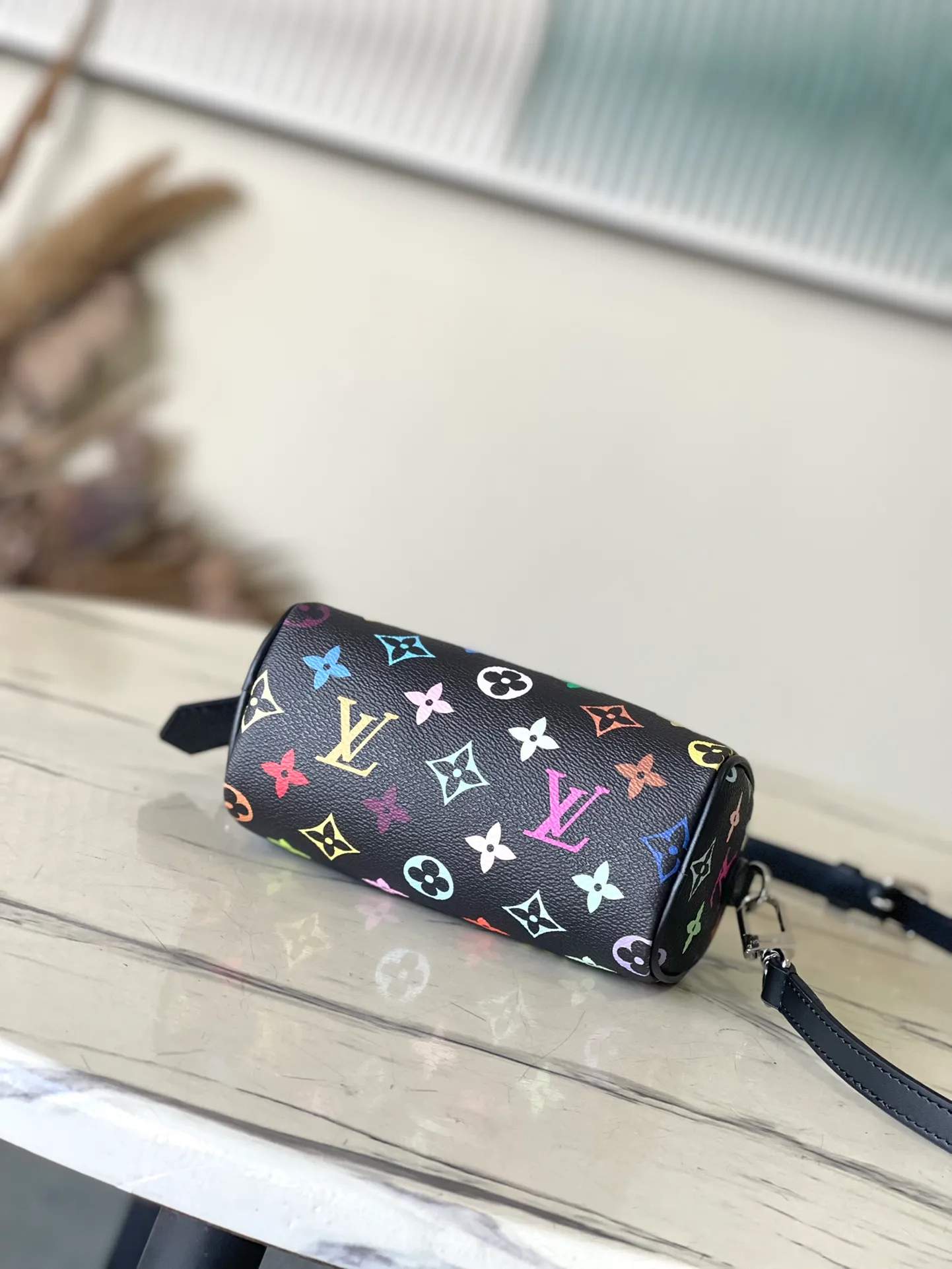 💰860 Top Original Order M13406 This Nano Speedy handbag is made of Monogram coated canvas and cow leather trim to create an exquisite configuration. It uses bright colors to interpret the smart style of the Louis Vuitton × Murakami reissue series. The Toron handle and dazzling padlock pay homage to the brand’s travel heritage, while the detachable and adjustable shoulder strap and chic LVxTM key bag complete the ensemble. Dimensions: 16 × 10 × 7.5 cm