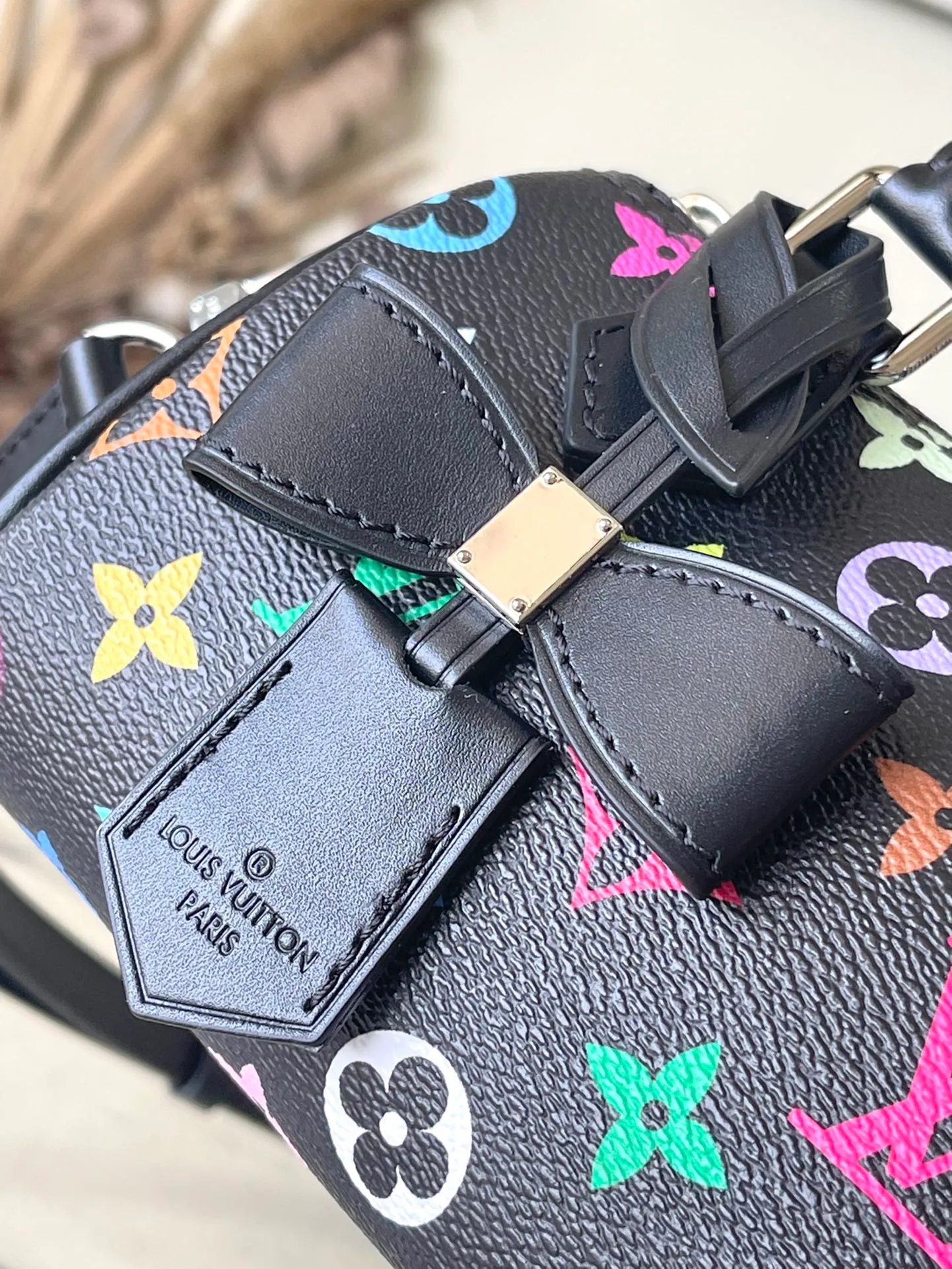 💰860 Top Original Order M13406 This Nano Speedy handbag is made of Monogram coated canvas and cow leather trim to create an exquisite configuration. It uses bright colors to interpret the smart style of the Louis Vuitton × Murakami reissue series. The Toron handle and dazzling padlock pay homage to the brand’s travel heritage, while the detachable and adjustable shoulder strap and chic LVxTM key bag complete the ensemble. Dimensions: 16 × 10 × 7.5 cm