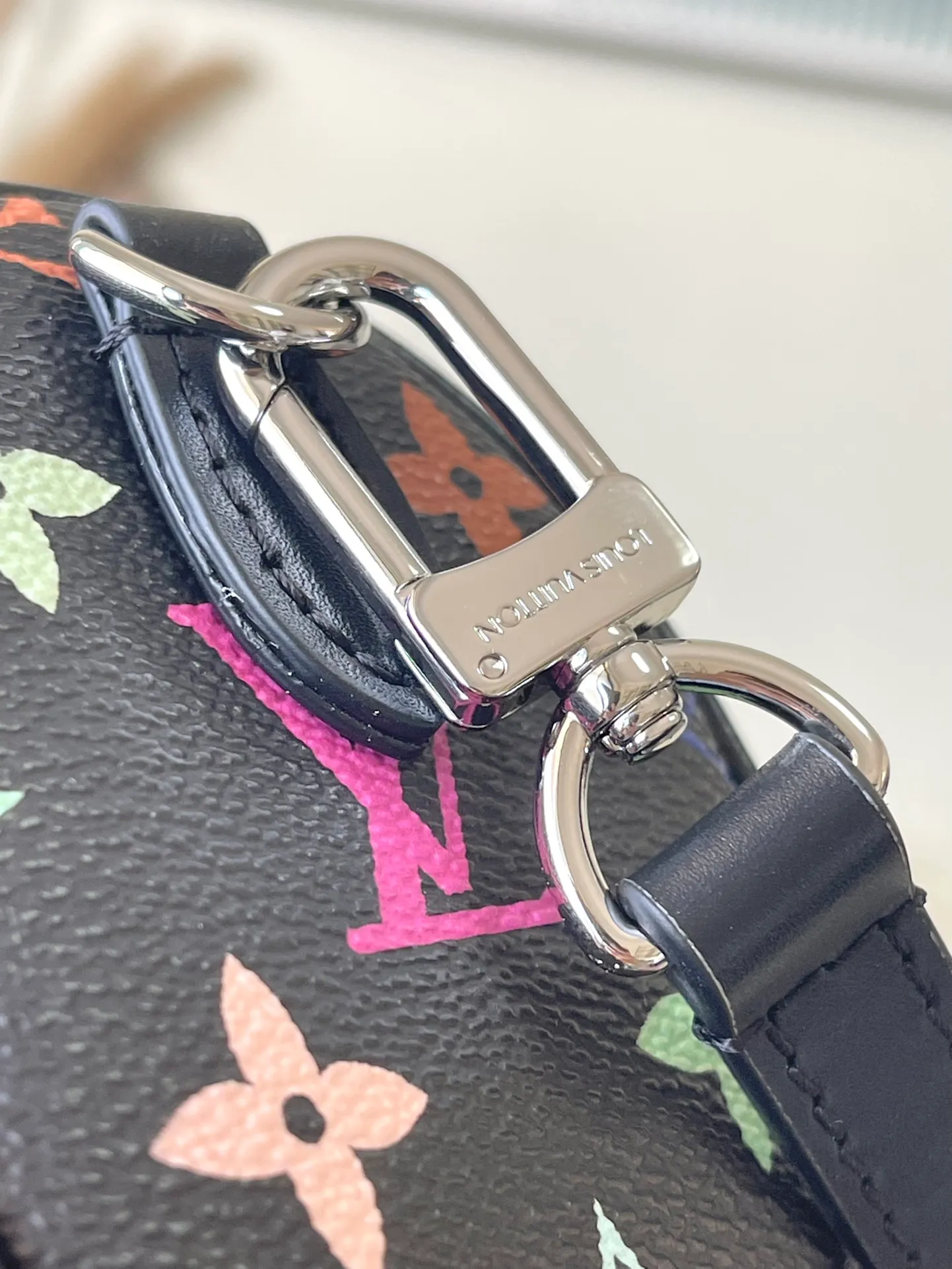 💰860 Top Original Order M13406 This Nano Speedy handbag is made of Monogram coated canvas and cow leather trim to create an exquisite configuration. It uses bright colors to interpret the smart style of the Louis Vuitton × Murakami reissue series. The Toron handle and dazzling padlock pay homage to the brand’s travel heritage, while the detachable and adjustable shoulder strap and chic LVxTM key bag complete the ensemble. Dimensions: 16 × 10 × 7.5 cm