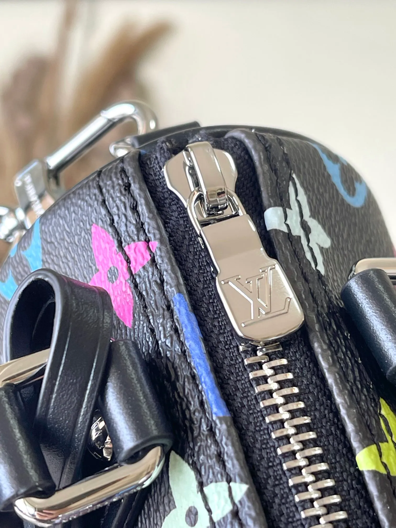 💰860 Top Original Order M13406 This Nano Speedy handbag is made of Monogram coated canvas and cow leather trim to create an exquisite configuration. It uses bright colors to interpret the smart style of the Louis Vuitton × Murakami reissue series. The Toron handle and dazzling padlock pay homage to the brand’s travel heritage, while the detachable and adjustable shoulder strap and chic LVxTM key bag complete the ensemble. Dimensions: 16 × 10 × 7.5 cm