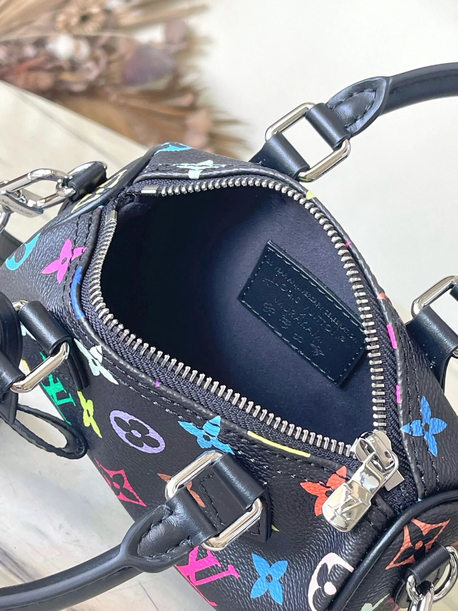 💰860 Top Original Order M13406 This Nano Speedy handbag is made of Monogram coated canvas and cow leather trim to create an exquisite configuration. It uses bright colors to interpret the smart style of the Louis Vuitton × Murakami reissue series. The Toron handle and dazzling padlock pay homage to the brand’s travel heritage, while the detachable and adjustable shoulder strap and chic LVxTM key bag complete the ensemble. Dimensions: 16 × 10 × 7.5 cm
