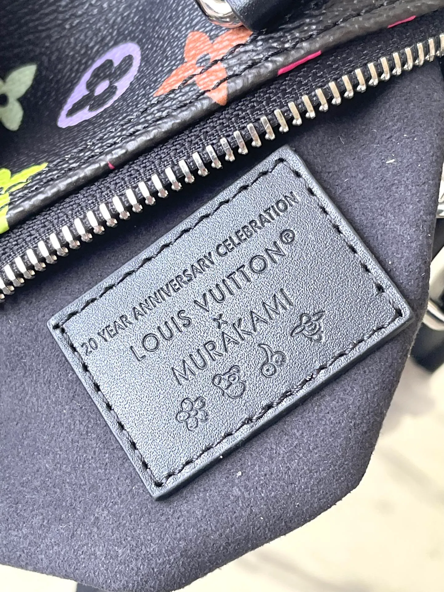 💰860 Top Original Order M13406 This Nano Speedy handbag is made of Monogram coated canvas and cow leather trim to create an exquisite configuration. It uses bright colors to interpret the smart style of the Louis Vuitton × Murakami reissue series. The Toron handle and dazzling padlock pay homage to the brand’s travel heritage, while the detachable and adjustable shoulder strap and chic LVxTM key bag complete the ensemble. Dimensions: 16 × 10 × 7.5 cm