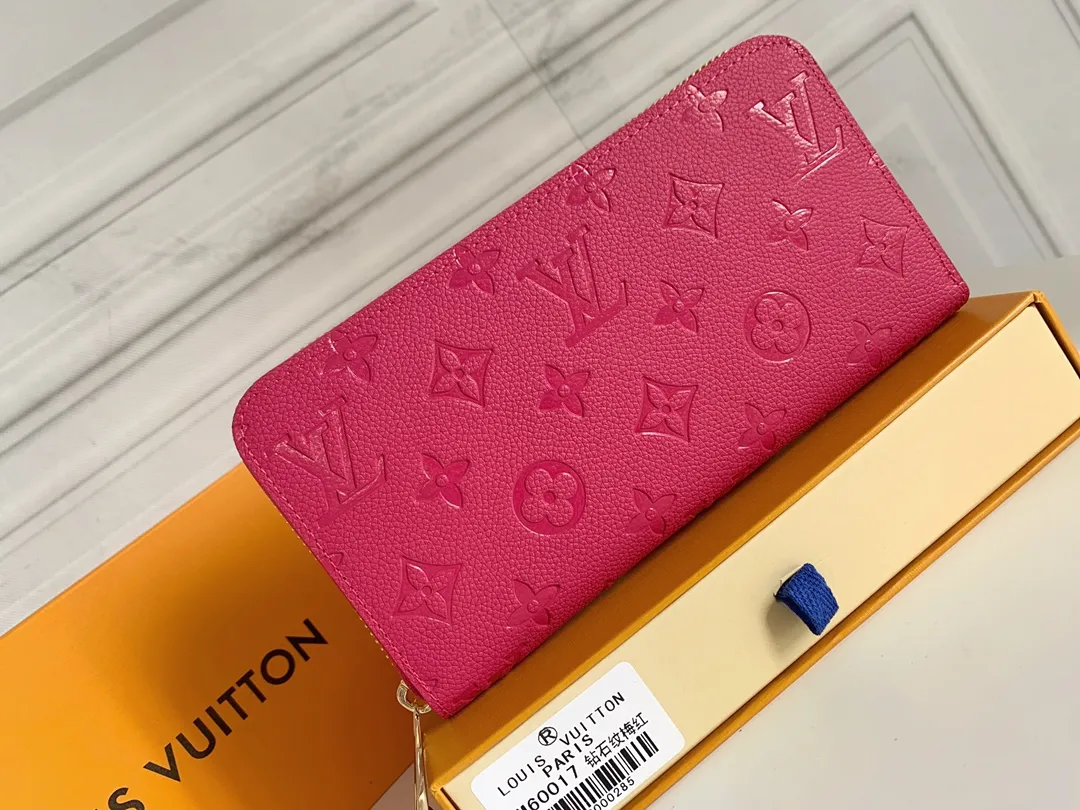💰120 💎Upgraded original version 🇫🇷 Diamond pattern embossed material: embossed cowhide Introduction: 📢There are 8 credit card slots 3 large compartments to store banknotes Small zipper coin bag 3 flat bags to store bills 💋💋 Model: 60017 diamond pattern Model: 19x10.