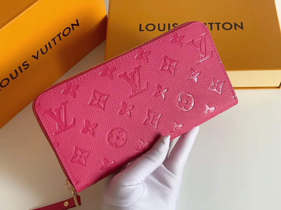 💰120 💎Upgraded original version 🇫🇷 Diamond pattern embossed material: embossed cowhide Introduction: 📢There are 8 credit card slots 3 large compartments to store banknotes Small zipper coin bag 3 flat bags to store bills 💋💋 Model: 60017 diamond pattern Model: 19x10.