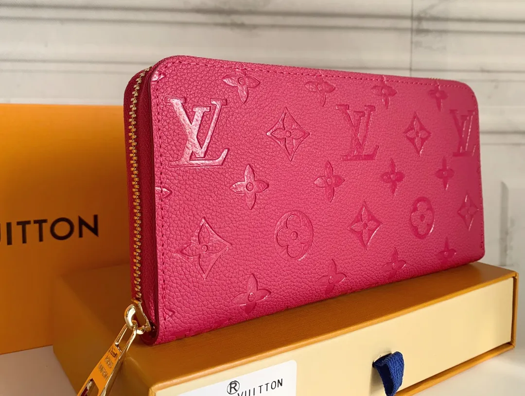 💰120 💎Upgraded original version 🇫🇷 Diamond pattern embossed material: embossed cowhide Introduction: 📢There are 8 credit card slots 3 large compartments to store banknotes Small zipper coin bag 3 flat bags to store bills 💋💋 Model: 60017 diamond pattern Model: 19x10.