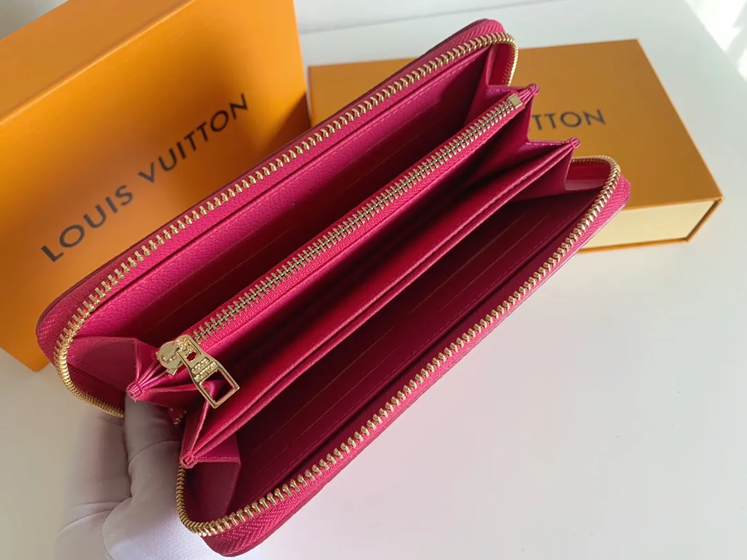 💰120 💎Upgraded original version 🇫🇷 Diamond pattern embossed material: embossed cowhide Introduction: 📢There are 8 credit card slots 3 large compartments to store banknotes Small zipper coin bag 3 flat bags to store bills 💋💋 Model: 60017 diamond pattern Model: 19x10.