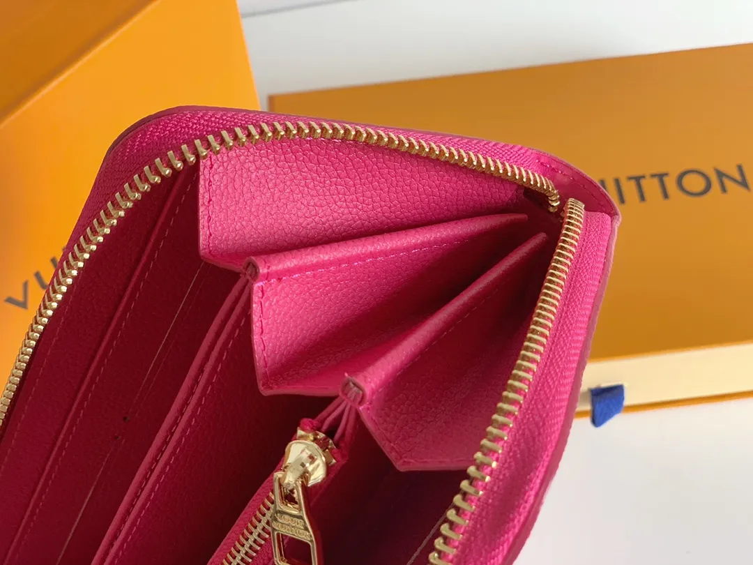 💰120 💎Upgraded original version 🇫🇷 Diamond pattern embossed material: embossed cowhide Introduction: 📢There are 8 credit card slots 3 large compartments to store banknotes Small zipper coin bag 3 flat bags to store bills 💋💋 Model: 60017 diamond pattern Model: 19x10.