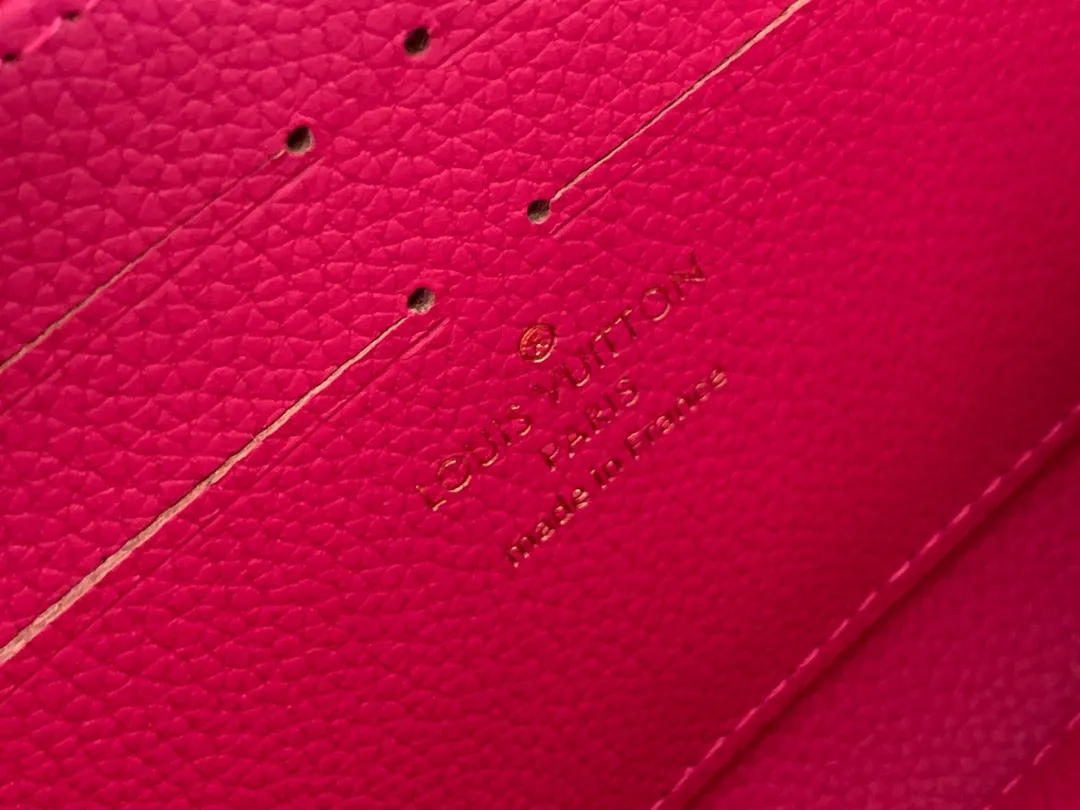 💰120 💎Upgraded original version 🇫🇷 Diamond pattern embossed material: embossed cowhide Introduction: 📢There are 8 credit card slots 3 large compartments to store banknotes Small zipper coin bag 3 flat bags to store bills 💋💋 Model: 60017 diamond pattern Model: 19x10.